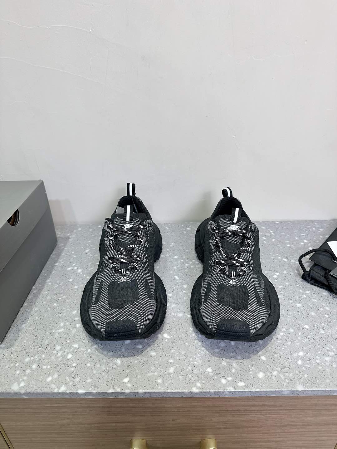 NO:172984,Balenciaga 3xl sneakers Balenciaga Retro couple style Dad shoes Official synchronization Continue the Balenciaga Runner contour and complex upper plastic structure, the height increases and widens the convex sole on the body continues to continue the retro Dad weather vane. Many celebrities plant grass, super beautiful and comfortable on the feet, fabric original custom imported technology fabric, inner original imported breathable net, sole original open mold combination rubber sole, sole thickness 5CM Size35-44 (female size 40, male size 45 customized, no return or exchange), dad shoes, balenciaga, balenciaga19860909Balenciaga 3xl sneaakers 巴黎世家 复古情侣款 老爹鞋 官方同步 在延续 Balenciaga Runner 轮廓和复杂鞋面塑胶结构的同时,增高宽体外凸的大底 继续延续复古老爹风向标 超多明星网红种草 上脚超级好看舒适  面料原版定制进口科技面料 内里原版进口透气网里 鞋底原版开模组合橡胶大底 底厚5CM Size35-44（女码40,男码45定做不退换）,老爹鞋,balenciaga,balenciaga,Women's Shoes