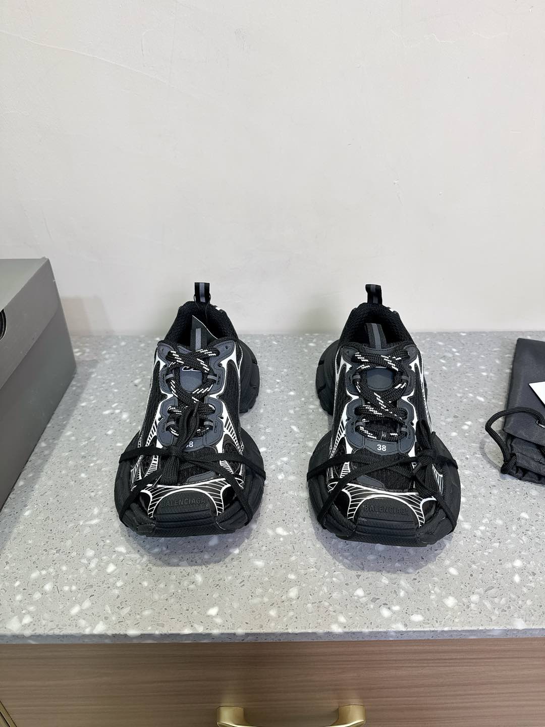 NO:173004,Balenciaga 3xl couple style dad shoes This series should be the most comfortable pair of feet in several generations. Good support, and it is very ideal for people with large weight or strong athletic ability to wear feet. Dad shoes must be bought in the series. I will buy it sooner or later, because it really looks more and more like it. √ Add a pair of tied shoelaces in the front of the shoe for concave shape. Original custom-made imported technology fabric   mesh, inner original custom-made breathable mesh, large sole original opening model ultra-light MD combination rubber sole, bottom thickness 5CM size 35-44 (female size 40, male size 45 customized, non-return and exchange), dad shoes, balenciaga, balenciaga19860909Balenciaga 巴黎世家 3xl 情侣款 老爹鞋 这个系列应该是几代里上脚最舒服的一双 支撑性好,对于大体重或者运动能力很强的人群都上脚舒适性都非常理想 老爹鞋控们一定要入的系列 早晚都会买买,因为它真的越看越喜欢√在鞋面前段另加了一副绑着的的鞋带 用作凹造型. 面料原版定制进口科技面料 网面 内里原版定制透气网里 大底原版开模超轻MD组合橡胶底 底厚5CM size35-44（女码40,男码45定做不退换）,老爹鞋,balenciaga,balenciaga,Women's Shoes