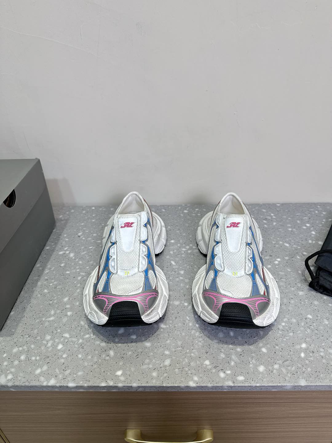 NO:172994,Balenciaga 3xl couple style dad shoes This series should be the most comfortable pair of feet in several generations. Good support, and it is very ideal for people with large weight or strong athletic ability to wear feet. Dad shoes must be bought in the series. I will buy it sooner or later, because it really looks more and more like it. √ Add a pair of tied shoelaces in the front of the shoe for concave shape. Original custom-made imported technology fabric   mesh, inner original custom-made breathable mesh, large sole original opening model ultra-light MD combination rubber sole, bottom thickness 5CM size 35-44 (female size 40, male size 45 customized, non-return and exchange), dad shoes, balenciaga, balenciaga19860909Balenciaga 巴黎世家 3xl 情侣款 老爹鞋 这个系列应该是几代里上脚最舒服的一双 支撑性好,对于大体重或者运动能力很强的人群都上脚舒适性都非常理想 老爹鞋控们一定要入的系列 早晚都会买买,因为它真的越看越喜欢√在鞋面前段另加了一副绑着的的鞋带 用作凹造型. 面料原版定制进口科技面料 网面 内里原版定制透气网里 大底原版开模超轻MD组合橡胶底 底厚5CM size35-44（女码40,男码45定做不退换）,老爹鞋,balenciaga,balenciaga,Women's Shoes