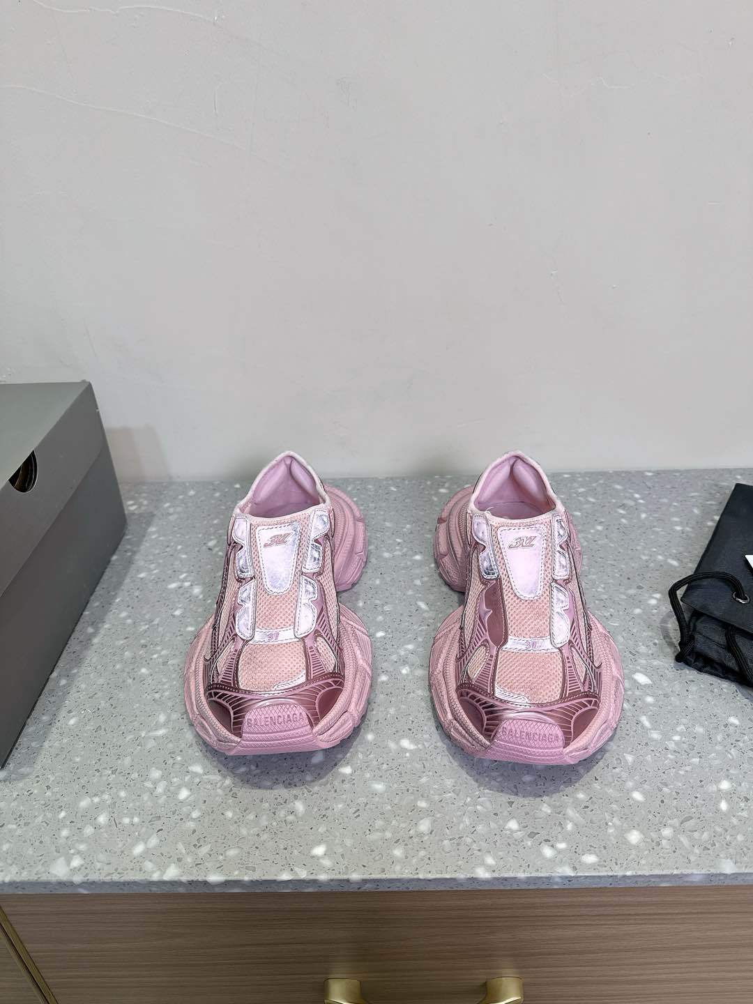 NO:172999,(Female model) Balenciaga 3xl Dad Shoes This series should be the most comfortable pair of feet in several generations. Good support, and it is very ideal for people with large weight or strong athletic ability to wear feet. Dad Shoes must be bought in series. I will buy it sooner or later, because it really looks more and more like it. √ Add a pair of tied shoelaces in the front of the shoe for concave shape. Original custom fabric imported technology fabric   mesh, inner original custom breathable mesh, large sole original opening model ultra light MD combination rubber sole, bottom thickness 5CM size 35-42 (women's size 40.41.42 custom-made without return or exchange), Dad Shoes, balenciaga, balenciaga, balenciaga19860909（限女款）Balenciaga 巴黎世家 3xl 老爹鞋 这个系列应该是几代里上脚最舒服的一双 支撑性好,对于大体重或者运动能力很强的人群都上脚舒适性都非常理想 老爹鞋控们一定要入的系列 早晚都会买买,因为它真的越看越喜欢√在鞋面前段另加了一副绑着的的鞋带 用作凹造型. 面料原版定制进口科技面料 网面 内里原版定制透气网里 大底原版开模超轻MD组合橡胶底 底厚5CM size35-42（女码40.41.42定做不退换）,老爹鞋,balenciaga,balenciaga,Women's Shoes