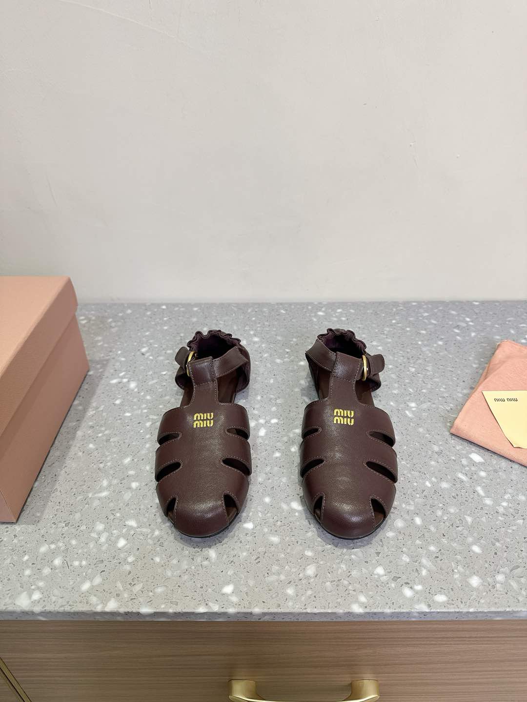 NO:172972,Miu Miu Miu 25ss latest spring and summer catwalk Roman sandals skin-friendly and soft and comfortable, gorgeous craftsmanship creates exquisite three-dimensional texture texture, reinterpreting the classic aesthetics of sandals The iconic metal engraving logo embellishes the upper, adding a bright style, the leather sole and cover heel design make people feel comfortable to walk. The upper is imported timber leather, inner foot pad, full sheepskin, outsole original rubber outsole Size35-39 (40 custom made, no return or exchange), sandals, miumiu, sandals, cowhide, sheepskin19860909Miu Miu 缪缪 25ss最新款春夏季 走秀款 罗马凉鞋 亲肤柔软舒适 ,华美工艺营造精致的立体纹理质感,重释凉鞋的经典美学 标志性的金属刻字徽标装点鞋面, 平添鲜明格调,皮革鞋底与包覆式鞋跟设计令人舒心起行 鞋面原版进口胎牛皮 内里垫脚全羊皮  大底原版橡胶大底 Size35-39（40订做不退换）,凉鞋,miumiu,sandals,cowhide,sheepskin,Women's Shoes