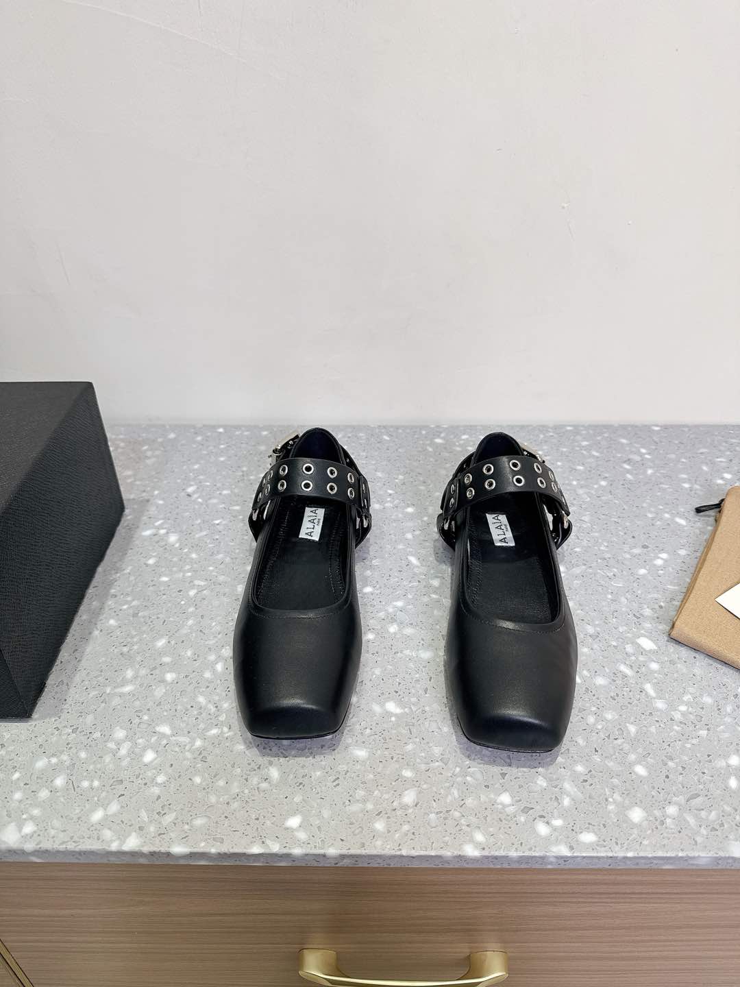 NO:172929,Alaia niche trendy brand, classic new style, retro Mary Jane shoes, looks very high-end and fashionable at first glance!  The salty and sweet pig nose toe design is full of girlishness and cuteness, retro, playful and elegant, and is very suitable for both work and weekend dates. The original fabric is imported calfskin, inner footbed sheepskin, sole original imported genuine leather outsole.  size35-39 (40 customization, no return or exchange), Mary Jane, alaia, mary jane, cowhide, sheepskin, Leather soles19860909Alaia 阿莱亚 小众潮牌 经典新款 复古玛丽珍鞋 一眼看上去就是很高级又时髦！ 可盐可甜的猪鼻子鞋头设计 透着满满的少女感又可爱 复古俏皮又不失大气得体 无论上班通勤还是周末约会都非常合适. 面料原版采用进口小牛皮 内里垫脚羊皮 鞋底原版进口真皮大底 ．size35-39（40定制不退换）,玛丽珍,alaia,mary jane,cowhide,sheepskin,Leather soles,Women's Shoes