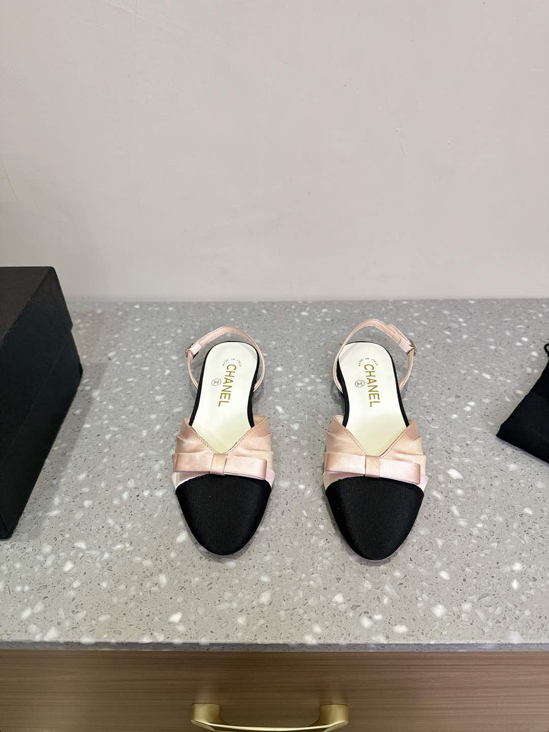 NO:172938,Chanel Xiaoxiang 25ss early spring new product, satin bow sandals series, French style, so beautiful that it is so beautiful!  This is what the elegant and romantic fairy should be! The minimalist color combination and satin bow are deeply rooted in people's hearts~ Whether it is matched with skirts or casual clothes, it fits well! The fabric is made of original custom silk/cowhide, inner footbed silk sheepskin, heel height 2cm/9cm, sole imported from Italy, size35-39 (40.41 custom made without return), sandals, chanel, sandals, skirts, cowhide, sheepskin, real silk, silk fabric, Leather soles19860909Chanel 小香 25ss早春新品 缎面蝴蝶结凉鞋系列 法式风情 真是美到心尖尖上啦！ 优雅又浪漫的仙女应该就是这样吧! 极简的配色加上绸缎蝴蝶结深入人心~ 无论搭配裙装还是休闲着装都很契合哈! 面料采用原版定制真丝/牛皮 内里垫脚丝绸羊皮 跟高2cm/9cm 鞋底意大利进口真皮大底 size35-39（40.41定制不退换）,凉鞋,chanel,sandals,skirts,cowhide,sheepskin,real silk,silk fabric,Leather soles,Women's Shoes