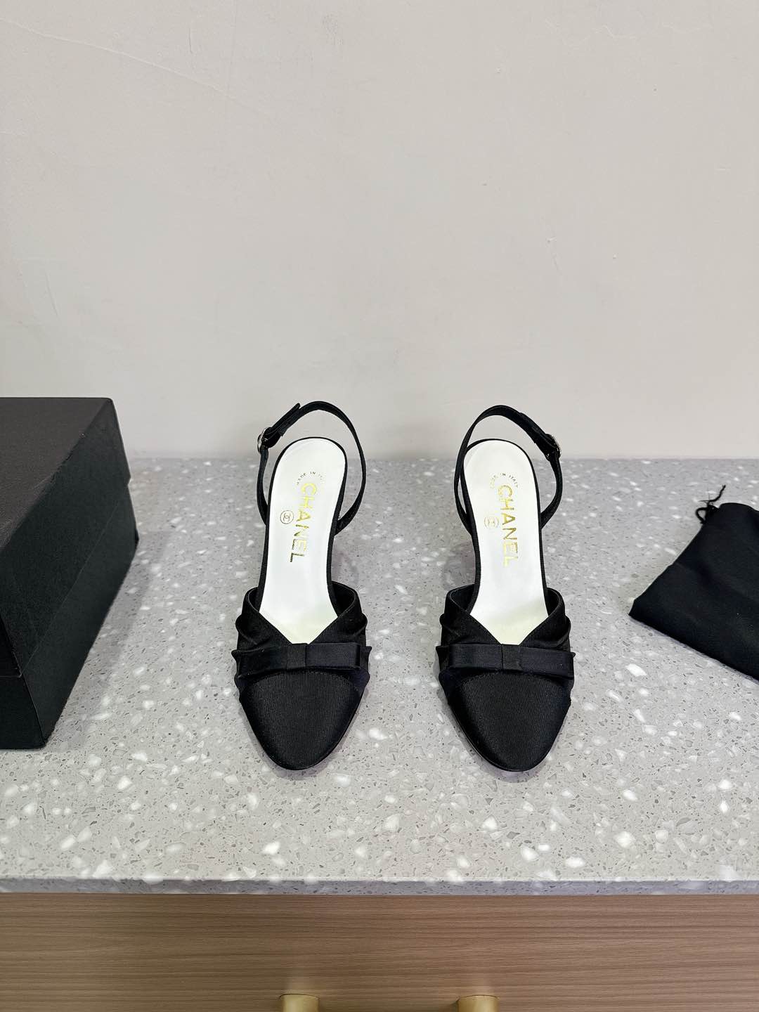 NO:172942,High-heel Chanel Xiaoxiang 25ss early spring new product, satin bow sandals series, French style, so beautiful that it is so heart-sighted!  This is what the elegant and romantic fairy should be! The minimalist color combination and satin bow are deeply rooted in people's hearts~ Whether it is matched with skirts or casual clothes, it fits well! The fabric is made of original custom silk/cowhide, inner footbed silk sheepskin, heel height 2cm/9cm, sole imported from Italy, size35-39 (40.41 custom made without return), sandals, chanel, sandals, skirts, cowhide, sheepskin, real silk, silk fabric, Leather soles19860909高跟Chanel 小香 25ss早春新品 缎面蝴蝶结凉鞋系列 法式风情 真是美到心尖尖上啦！ 优雅又浪漫的仙女应该就是这样吧! 极简的配色加上绸缎蝴蝶结深入人心~ 无论搭配裙装还是休闲着装都很契合哈! 面料采用原版定制真丝/牛皮 内里垫脚丝绸羊皮 跟高2cm/9cm 鞋底意大利进口真皮大底 size35-39（40.41定制不退换）,凉鞋,chanel,sandals,skirts,cowhide,sheepskin,real silk,silk fabric,Leather soles,Women's Shoes