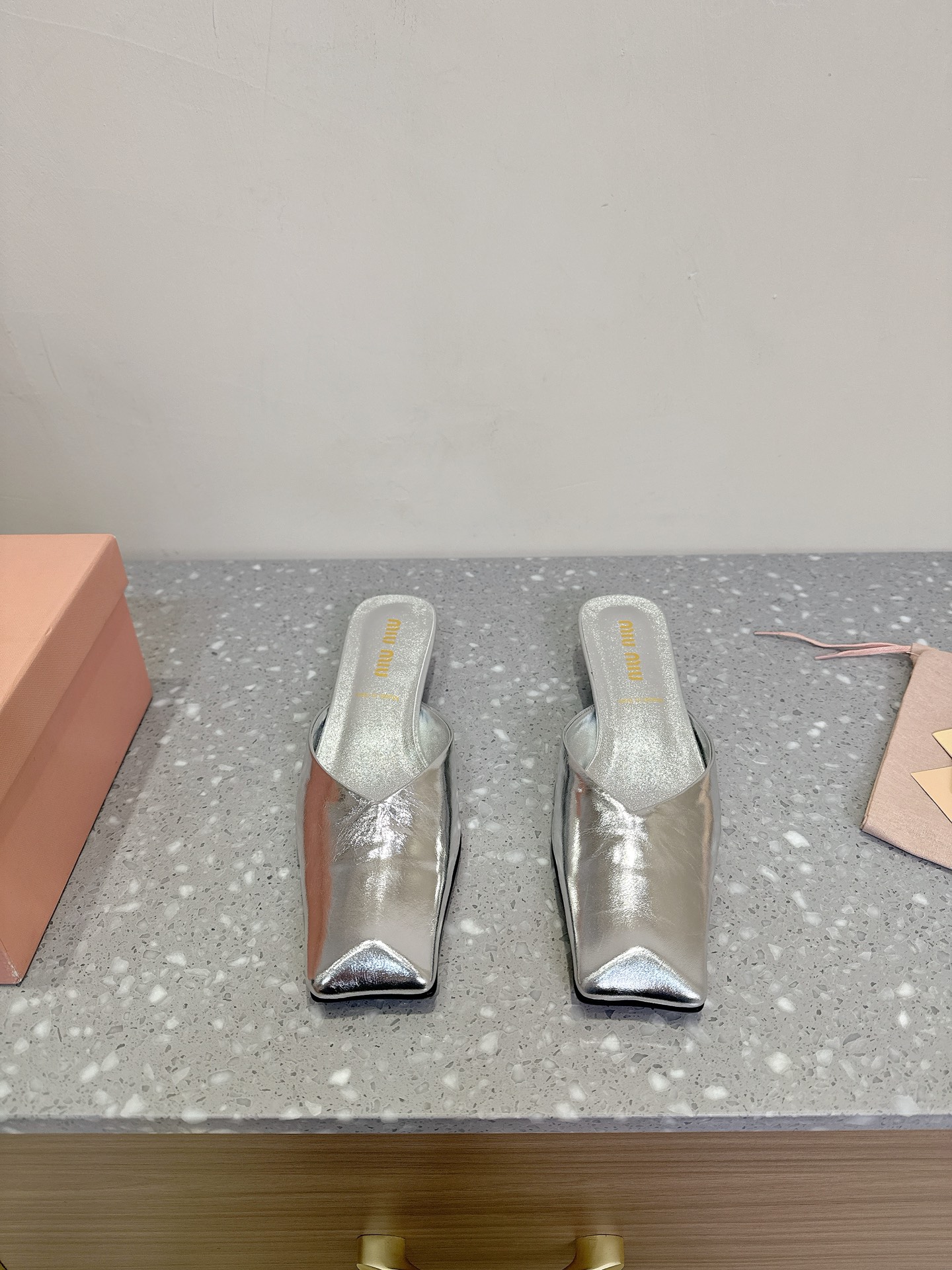 NO:167377,Miu Miu 25ss Spring and Summer New Style Square Head, Thick Heel, Muller Semi-Travel, Low-Heeled Baotou Muller Slippers are indeed more amazing~ The square head is very versatile, and the height is very suitable for me. I don’t wear it. I will definitely not lose money on my hands!  Imported original sheepskin fabric inner sheepskin sole original Italian leather sole Size35-41 (40 41 custom made without return or exchange) European size is more than half size, half drag, miumiu, slippers, sheepskin, Leather soles19860909Miu Miu 缪缪 25ss春夏新款 方头 粗跟 穆勒 半拖 低跟包头穆勒拖鞋上脚果然更惊艳~ 个性方头非常百搭,而且高度也太适合我了,穿着不累脚 绝对入手不亏的一双！ 面料进口原版羊皮 内里羊皮 鞋底原版意大利真皮大底 Size35-41（40 41 定制不退不换）欧码偏大半码,半拖,miumiu,slippers,sheepskin,Leather soles,Women's Shoes