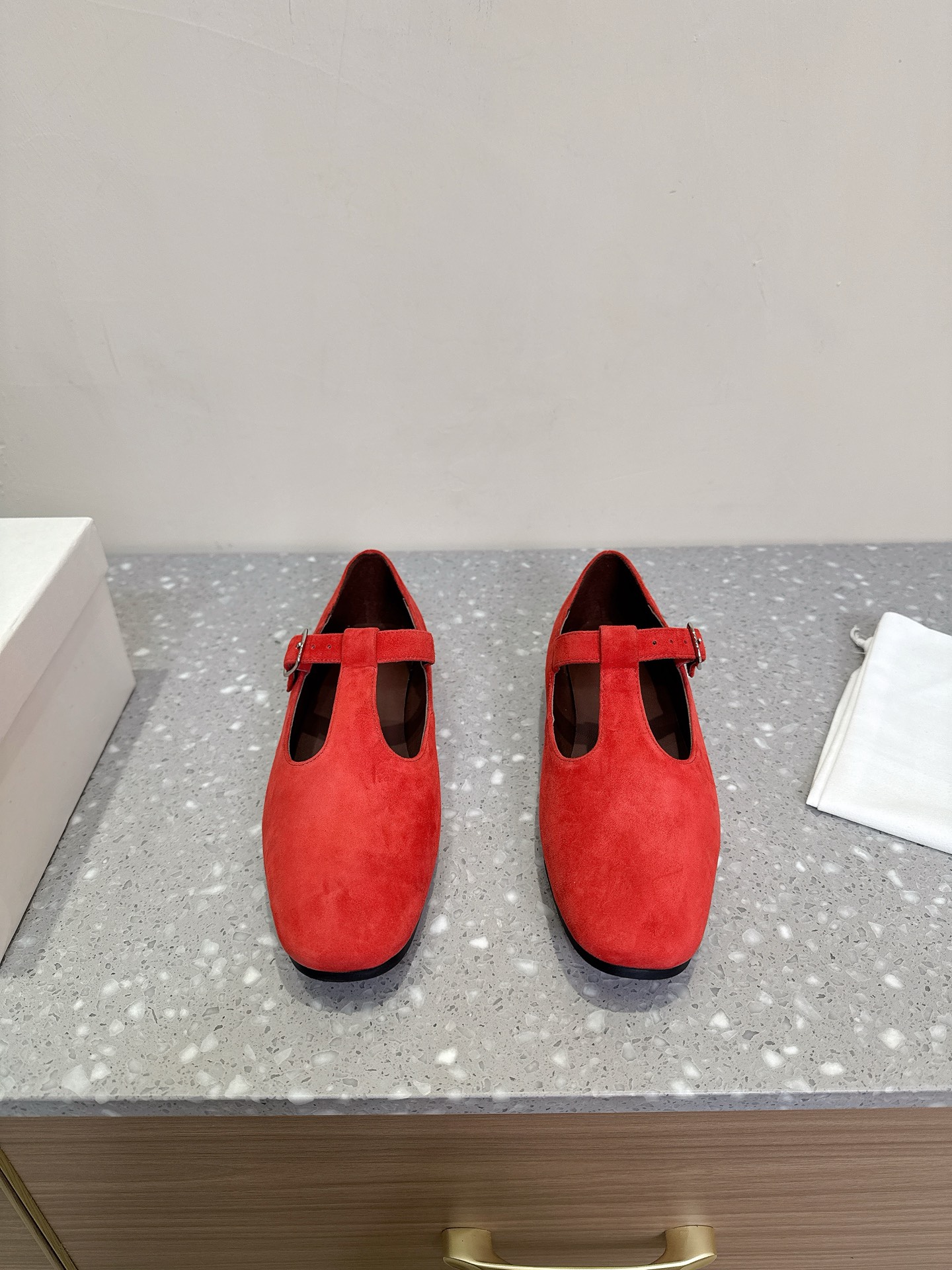 NO:167371,HIDEMI niche trendy brand 25ss new spring and summer Mary Jane single shoes small square toe design, whether paired with casual wear or formal occasions, it can add a touch of elegance and chic to your look, with a unique charm and bring you a fashionable sweetness. Whether it is walking or gathering, it is your perfect partner!  The upper is made of original custom suede, inner foot pad sheepskin, original open molded rubber sole, Size35-40 (40 custom made without return), Mary Jane, mary jane, sheepskin, chamois leather19860909HIDEMI 小众潮牌 25ss新款春夏 玛丽珍 单鞋  小方头设计,无论是搭配休闲装还是正式场合 它都能为你的造型增添一丝优雅与别致,别有一番韵味,为你带来时尚的甜美感. 无论是步行还是聚会,它都是你的完美搭档！ 鞋面采用原版定制麂皮 内里垫脚羊皮 鞋底原版开模橡胶大底 Size35-40 (40订做不退换）,玛丽珍,mary jane,sheepskin,chamois leather,Women's Shoes