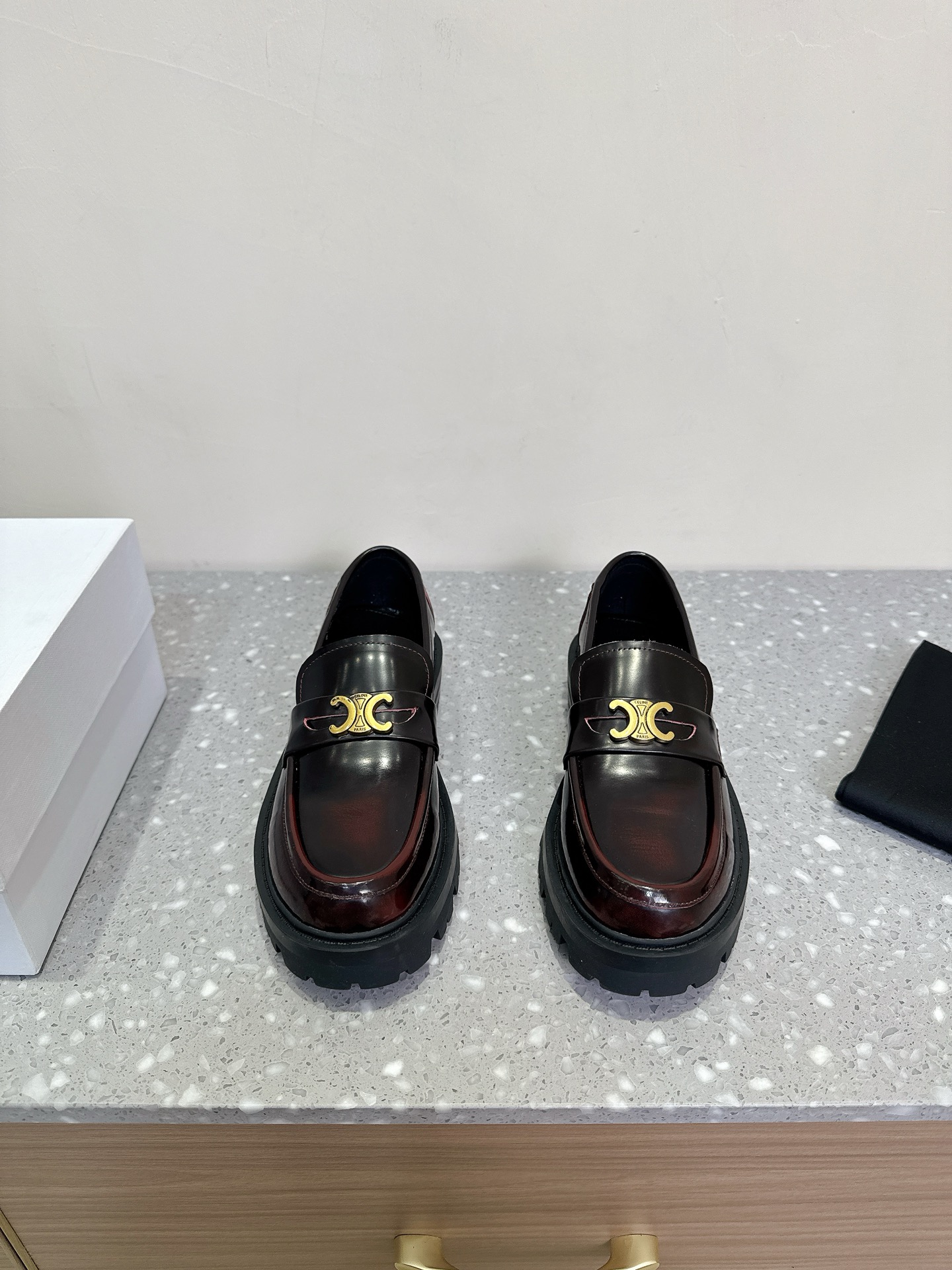 NO:167365,Celine 25ss latest hit, thick sole loafers. Celine is really open-minded and very distinctive. This year, you must buy a pair of celine loafers, retro classic style, super versatile, simple and atmospheric, can be matched at will, no matter the skirt and pants, it is a perfect beauty. It all demonstrates its brand atmosphere. The original imported upper is an open-edged beaded cowhide, the inner imported sheepskin lining, heel height 5cm, the original imported rubber sole, Size35-40 (40 custom made, no return or exchange), loafers, celine, celine, loafers, skirts, cowhide, sheepskin19860909Celine 赛琳 25ss最新爆款 厚底 乐福鞋 赛琳真的是开了挂、太有特色了 今年必须要入手一双celine乐福鞋 ,复古风经典款 超级百搭 简单大气 无论裙装裤装都能随意搭配 妥妥的颜霸 无不彰显它的品牌气息. 鞋面原版进口开边珠牛皮 内里进口羊皮里 跟高5cm 鞋底原版进口橡胶大底 Size35-40（40订做不退换）,乐福鞋,celine,celine,loafers,skirts,cowhide,sheepskin,Women's Shoes