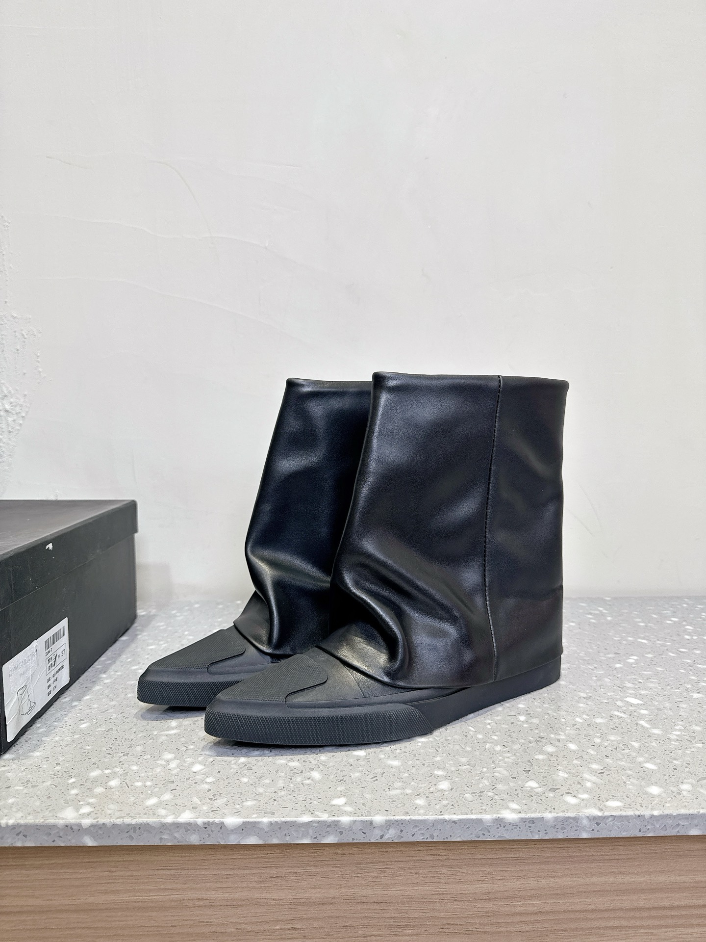 Stylish Short Boots: 840 DYMONLATRIY, Ideal for Small Designers, Key Features Summarized