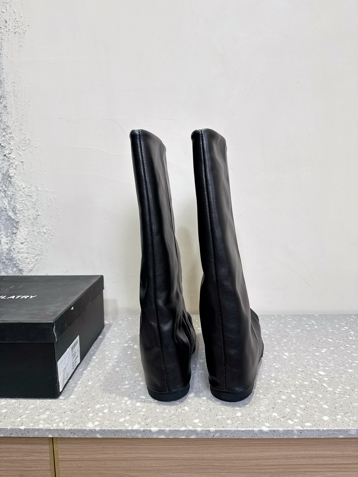 Stylish Black and White Boots with 4cm Height and Custom Rubber Base - 图片 6