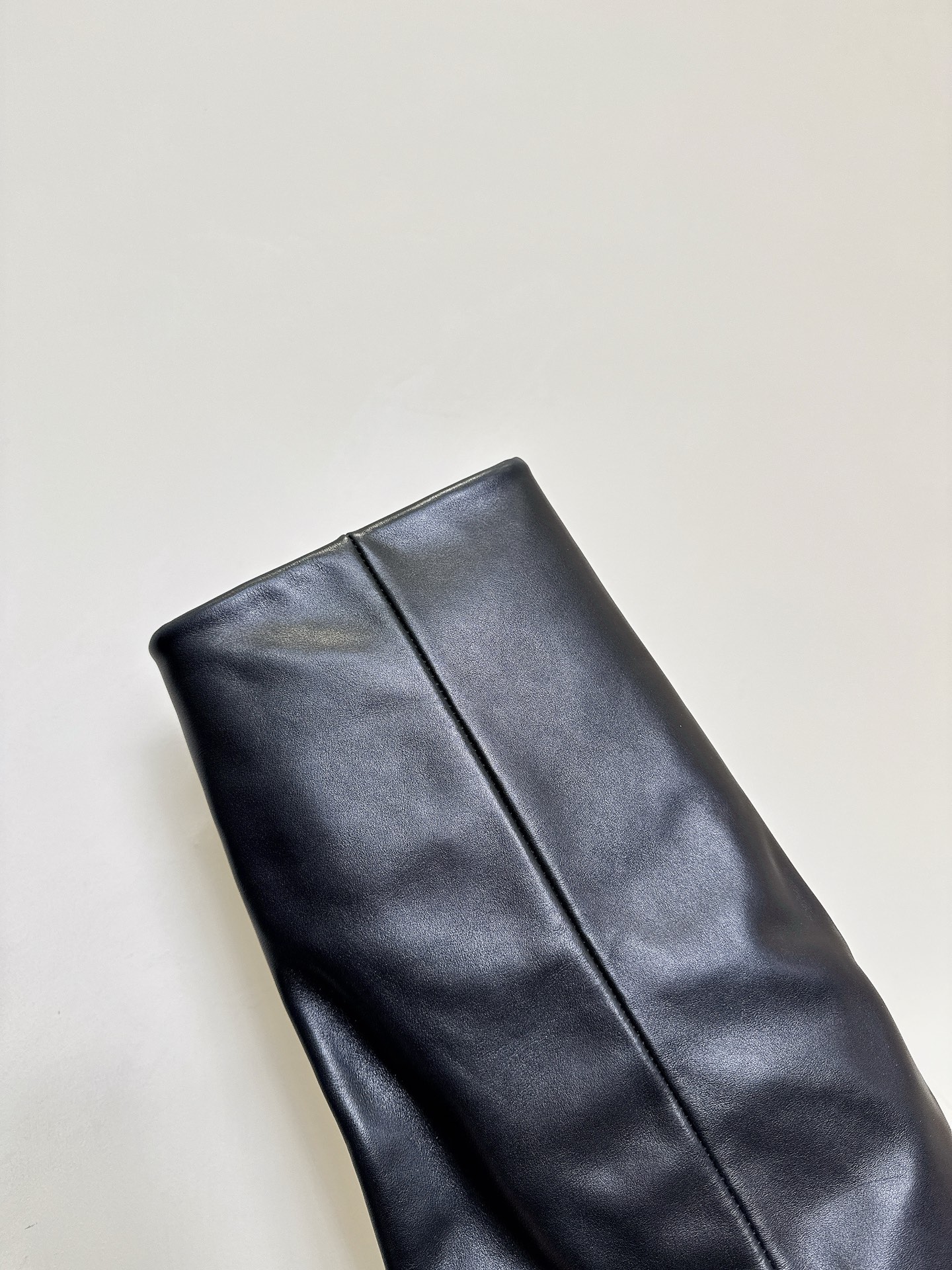 Stylish Black and White Boots with 4cm Height and Custom Rubber Base - 图片 7