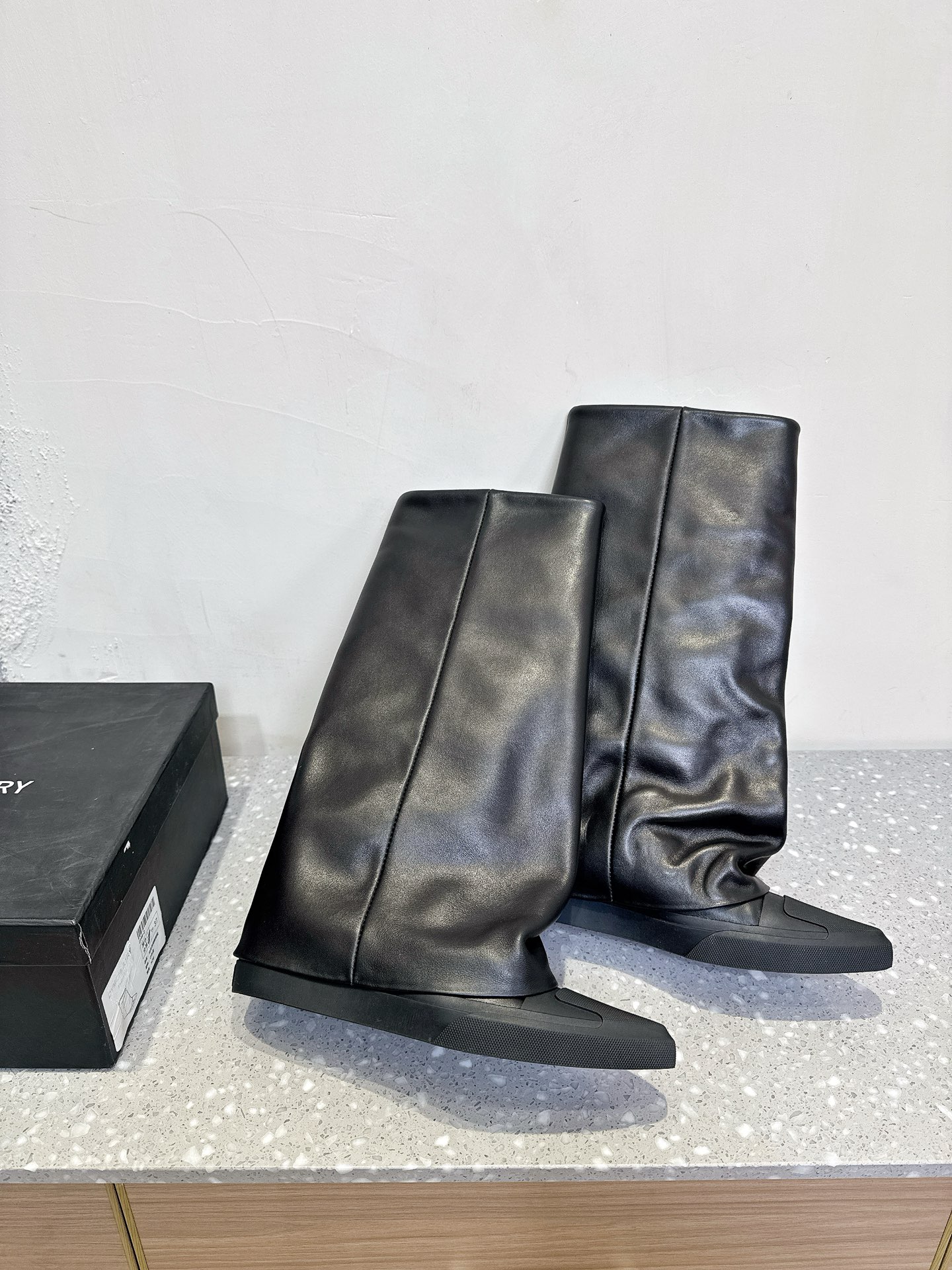 Stylish Black and White Boots with 4cm Height and Custom Rubber Base - 图片 4