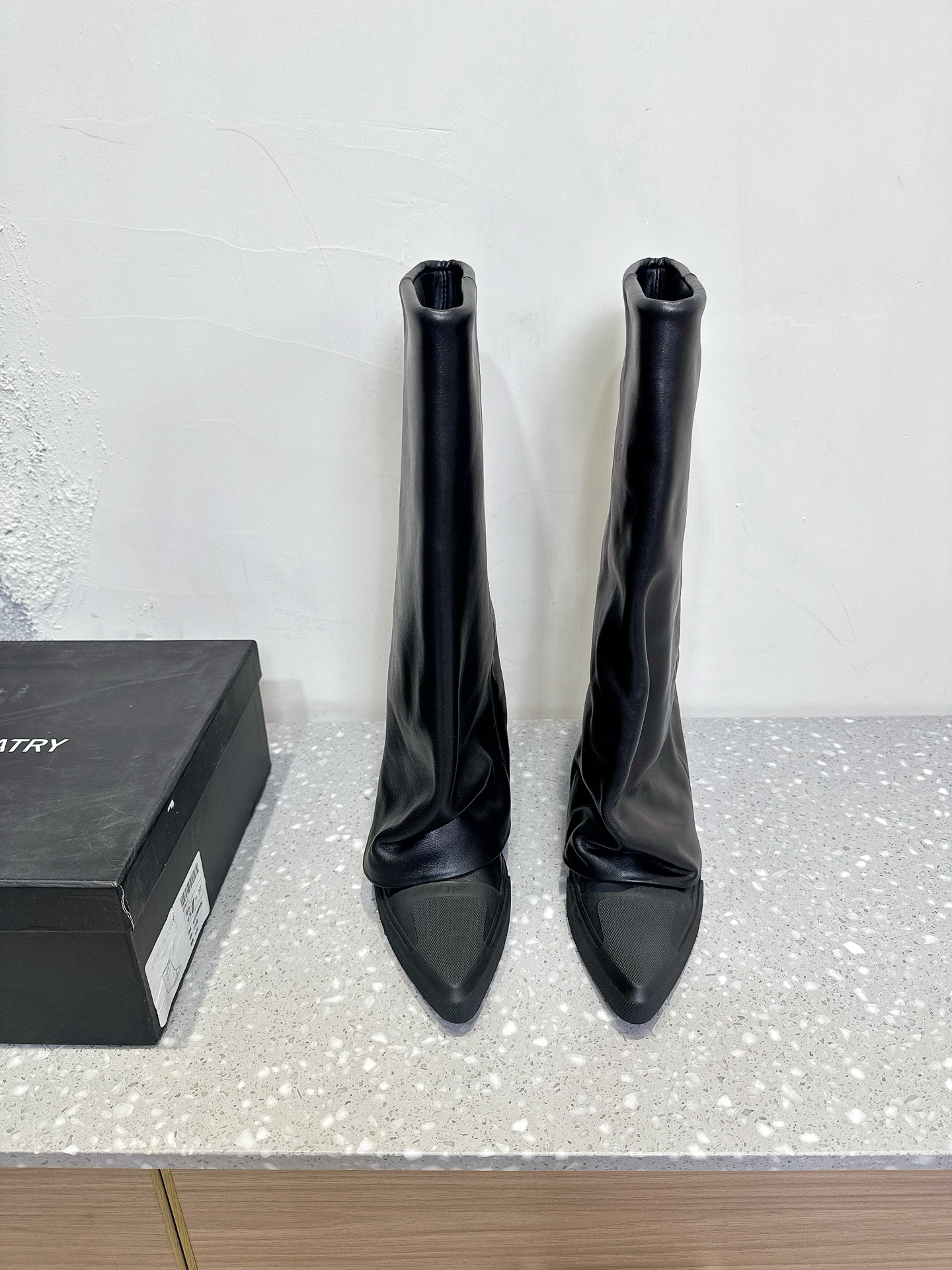 Stylish Black and White Boots with 4cm Height and Custom Rubber Base - 图片 2