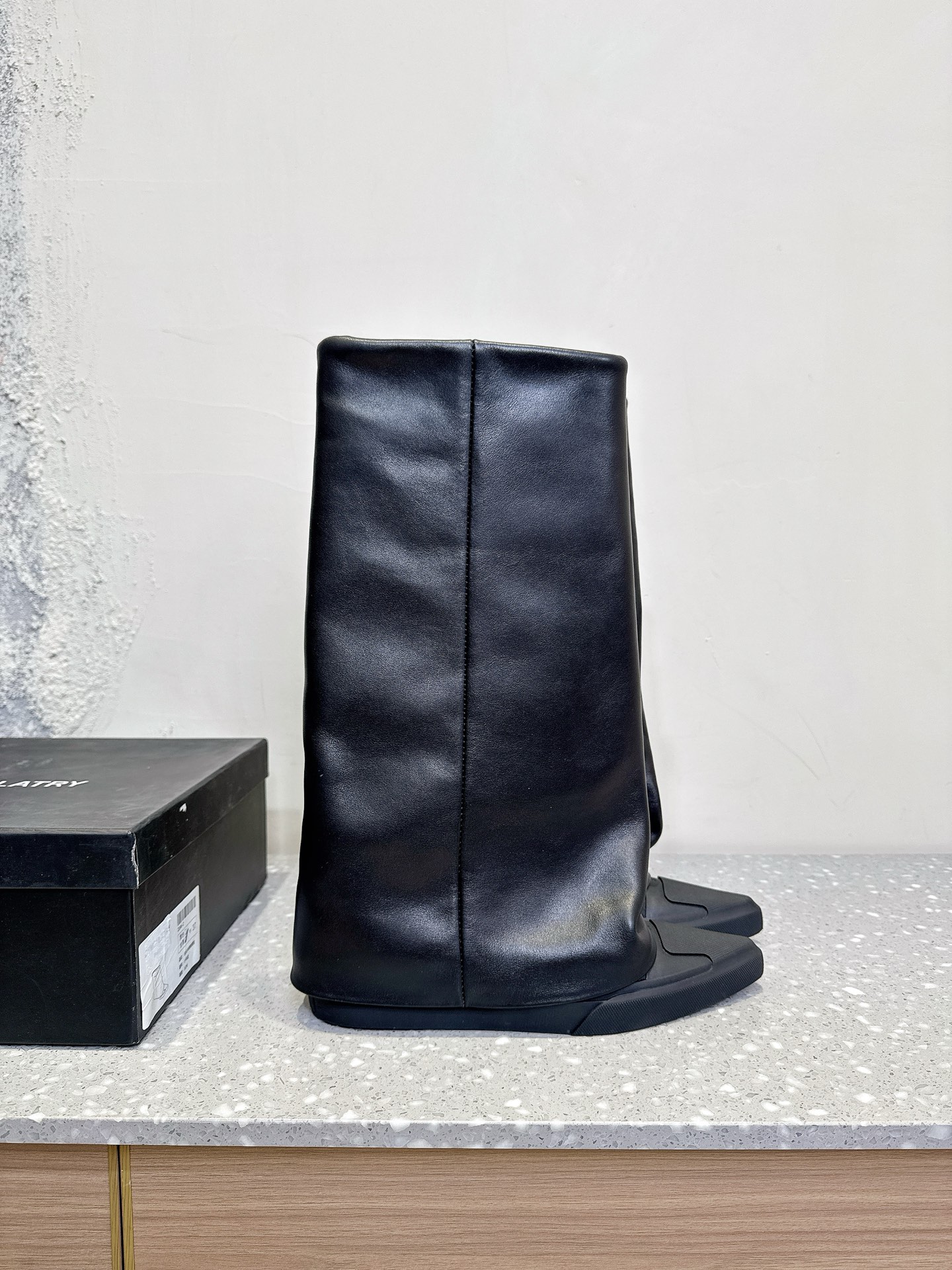 Stylish Black and White Boots with 4cm Height and Custom Rubber Base - 图片 5