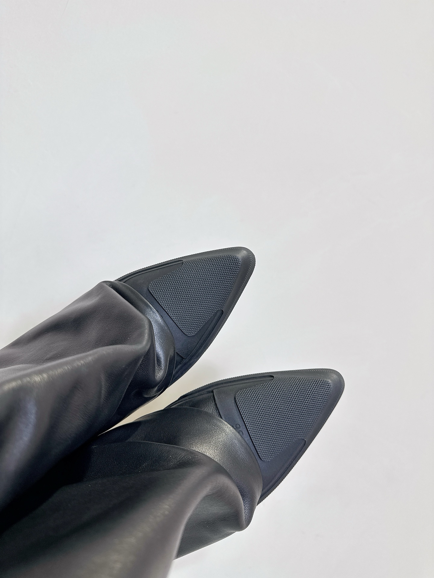 Stylish Black and White Boots with 4cm Height and Custom Rubber Base - 图片 8