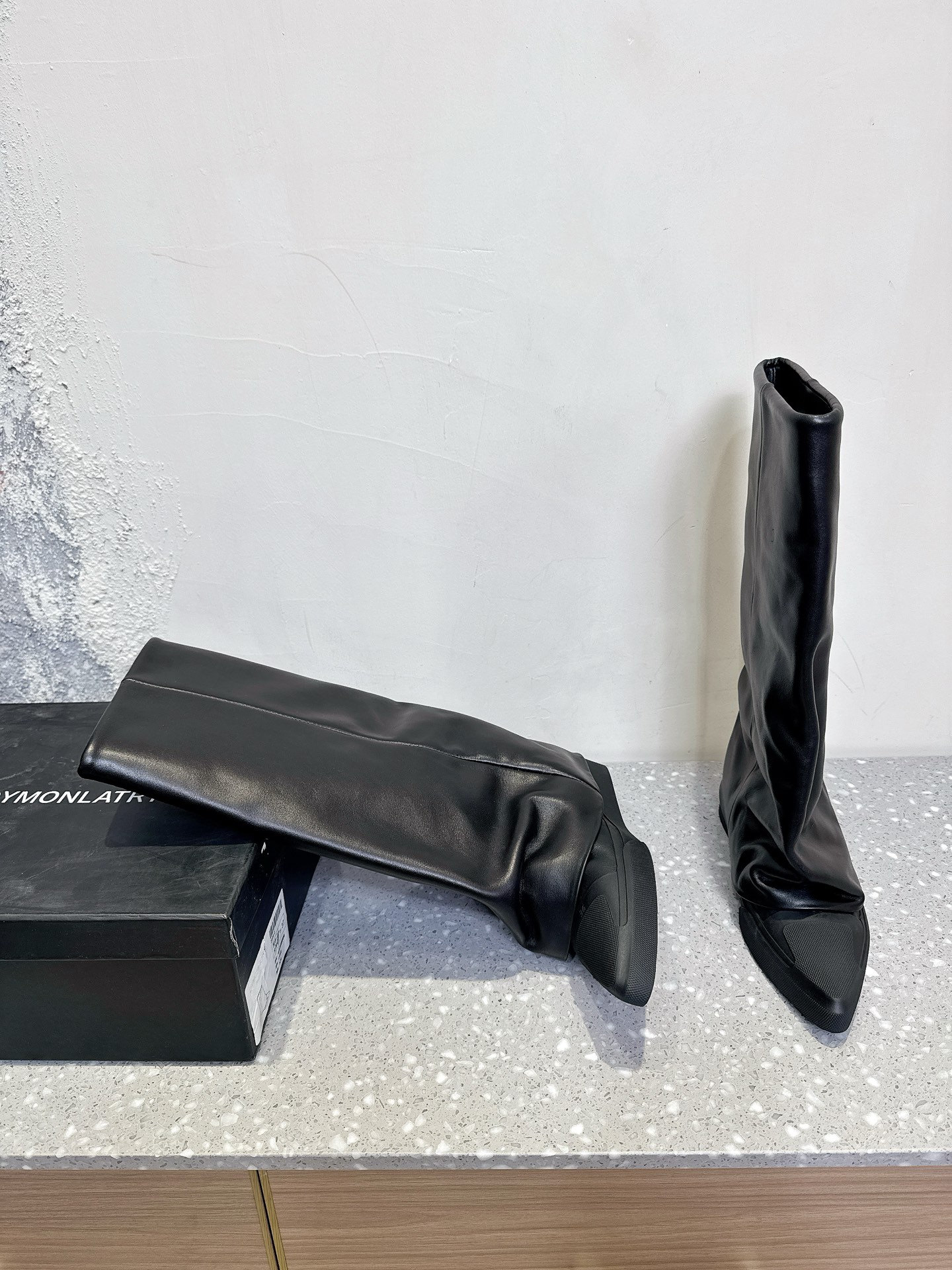 Stylish Black and White Boots with 4cm Height and Custom Rubber Base - 图片 3