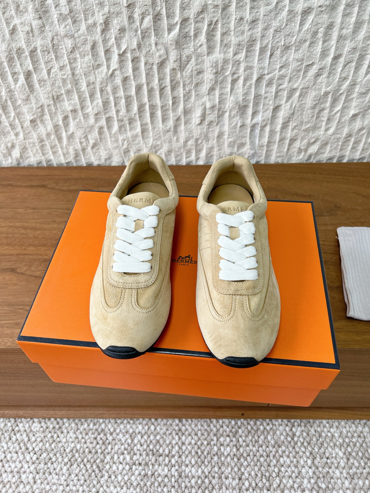 NO:682648,G097 Hermes 26ss early spring new sports shoes casual shoes Forrest Gump shoes are quite eye-catching, with elegant splicing elements that highlight your good temperament!  The classic version is upgraded with exquisite color matching, adding a casual atmosphere, and exquisite lines, which can better reflect the family-style design language. Interspersed with exquisite lines, it perfectly fits the foot shape, naturally outlines the fashionable outline, achieves a visual impact, and fully interprets a different sports style!  The fabric is made of original imported cowhide/cow suede, the lining is sheepskin, the sole is original custom-made non-slip rubber outsole, size 35-39 (40.41 custom-made, non-refundable), casual shoes/sports shoes, hermes, hermes, sneakers, cowhide, sheepskin19860909G097 Hermes 爱马仕 26ss早春新款 运动鞋 休闲鞋 阿甘鞋 相当惹眼,雅致的拼接元素,凸显不俗的气质！ 经典版型升级 精致配色,增添休闲的气息,精致的线条,无形之中能够更好体现出家族式的设计语言,穿插精致的线条 完美契合脚型,自然的勾勒出时尚的轮廓,达到视觉上的冲击效果,充分演绎不一样的运动风格！ 面料采用原版进口牛皮/牛反绒 内里垫脚羊皮 鞋底原版定制防滑橡胶大底 码数35-39（40.41定做不退换）,休闲鞋/运动鞋,hermes,hermes,sneakers,cowhide,sheepskin,Women's Shoes