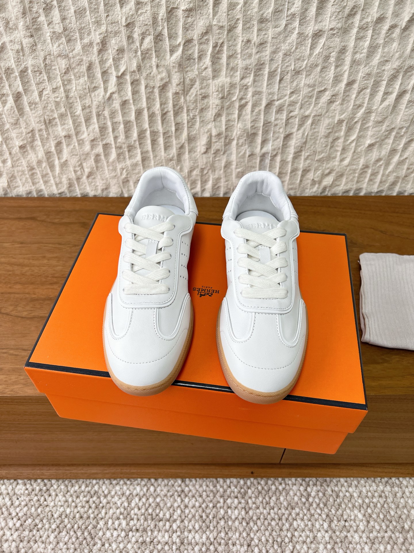 NO:682650,G097 (men's code) Hermès 26WF early spring new style, couple style, casual shoes, German training shoes. Hide French luxury in daily relaxation. The iconic H mark is embellished on the shoe body in a low-key manner. Pure hand-stitching outlines the neat shoe shape. The delicate leather becomes more and more fit as you wear. Every detail shows the ingenuity of the Paris workshop. The same style for men and women makes couples wear more stylish. The classic color matching is versatile and does not pick styles.  Pair it with a windbreaker to create an autumn atmosphere. Pair it with a knitted suit to look playful and age-reducing. The retro sports style is still fashionable and eye-catching today. The fabric is made of original imported cowhide, the lining is tiptoe sheepskin, and the sole is original custom-made non-slip rubber outsole. Size35-44 (women's size 40.41, men's size 45.46, custom-made and non-returnable), casual shoes/sports shoes, hermes, hermes, sneakers, cowhide, sheepskin19860909G097（男码）Hermès 爱马仕 26WF早春新款 情侣款 休闲鞋 德训鞋 把法式奢华藏进日常松弛感里.标志性H标低调缀于鞋身 纯手工缝线勾勒利落鞋型 细腻皮料随着穿着愈发贴合 每一处细节都彰显巴黎工坊的匠心. 男女同款的设定让情侣穿搭更有格调 经典配色百搭不挑风格 搭配风衣是秋日氛围感 配针织套装显俏皮减龄 让复古运动风在当下依然时髦吸睛. 面料采用原版进口牛皮 内里踮脚羊皮 鞋底原版定制防滑橡胶大底 Size35-44（女码40.41,男码45.46定做不退换）,休闲鞋/运动鞋,hermes,hermes,sneakers,cowhide,sheepskin,Women's Shoes