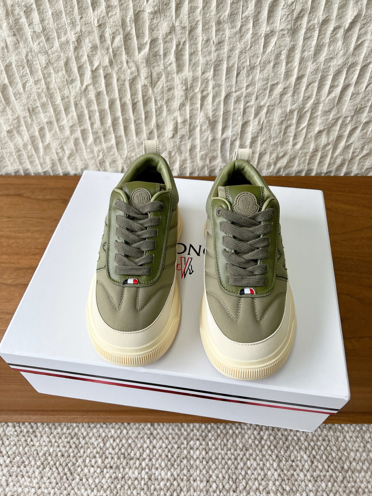 NO:682658,G236 Moncler Moncler 26ss early spring new Moner Altive Mid series biscuit shoes casual shoes Inspired by the Moner collection series, it perfectly integrates bold design and practical functions to redefine urban lifestyle. The walking wind cloth is water-repellent and outdoor-grade stitching cowhide fabric with comfortable sheepskin lining. Industrial style aesthetic thick rope shoelaces + black and white contrasting colors, full of functionality. Low-key luxury heel logo embossed, people who understand will understand.  Applicable scenarios: outdoor hiking, urban daily wear with casual sportswear, easy to create a fashionable look. The upper is made of original imported cowhide/cow suede, the lining is sheepskin, and the sole is original custom-made non-slip rubber outsole. Size 35-39 (customized in 40 pieces, non-returnable), casual shoes/sports shoes, Moncler, sneakers, cowhide, sheepskin19860909G236 Moncler 盟可睐 26ss早春新款 Moner Altive Mid 系列 饼干鞋 休闲鞋 灵感源自 Moner 典藏系列,将大胆设计与实用功能完美融合,重新定义都市生活方式 行走的风布防泼水户外等级拼接牛皮面料内里舒适羊皮 工业风美学粗绳鞋带+黑白撞色,机能感拉满 低调奢华后跟Logo压印,懂的人自然懂 适用场景户外徒步,城市日常搭配休闲运动服饰,轻松打造时尚造型 鞋面采用原版进口牛皮/牛反绒 内里垫脚羊皮 鞋底原版定制防滑橡胶大底 码数35-39（40定做不退换）,休闲鞋/运动鞋,Moncler,sneakers,cowhide,sheepskin,Women's Shoes