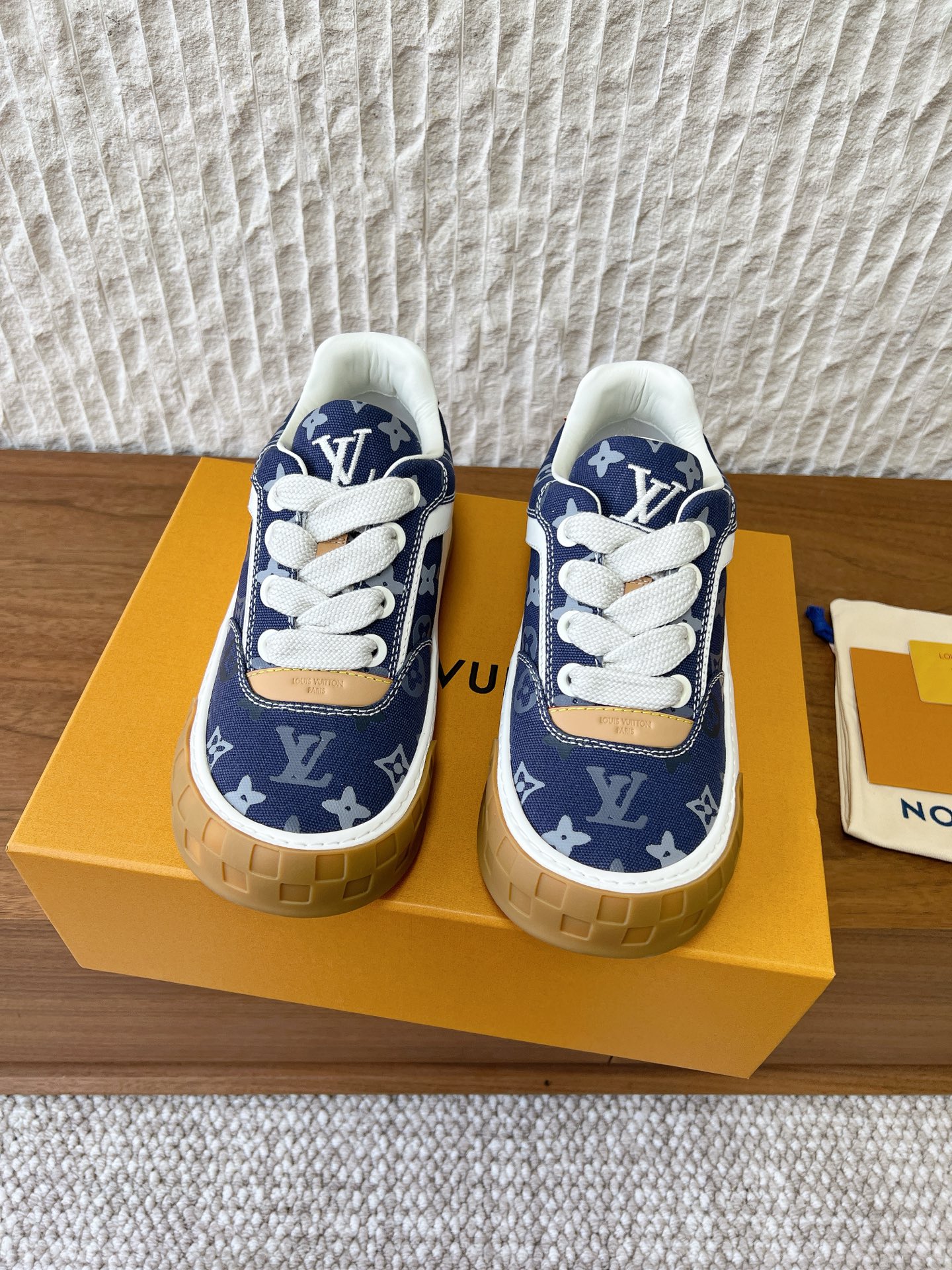 NO:682662,G039 Louis Vuitton Louis Vuitton 26ss early spring new model Tilted series thick sole couple casual shoes sports shoes Tilted sports shoes shine with classic checkerboard texture sole tongue with diagonal irregular logo printed on the midsole with English letters made in Europe. The upper is spliced with suede imported from Italy. The side is decorated with the brand LOGO logo and signature. The latest latex pads are super comfortable for the feet. Delivered in exquisite packaging  The fabric is made of original imported first-layer cowhide/original cloth. The lining is breathable mesh. The sole is original customized TPU anti-slip rubber outsole. Size35-44 (women's size 40, men's size 45 is custom-made and non-returnable), casual shoes/sports shoes, louis vuitton, louis vuitton, sneakers, cowhide, chamois leather19860909G039 Louis Vuitton 路易威登 26ss早春新款 Tilted系列 厚底 情侣款 休闲鞋 运动鞋 Tilted 运动鞋 大放异彩 采用经典棋盘格纹理鞋底 鞋舌 斜倒不规则logo 中底印有欧洲制造英文字母鞋面由意大利进口麂皮拼接,侧边饰有品牌LOGO标志及签名,最新乳胶垫 脚感超舒适. 配送精美包装 面料采用原版进口头层牛皮/原版布 内里垫脚透气网 鞋底原版定制TPU防滑橡胶大底 Size35-44（女码40,男码45定做不退换）,休闲鞋/运动鞋,louis vuitton,louis vuitton,sneakers,cowhide,chamois leather,Women's Shoes