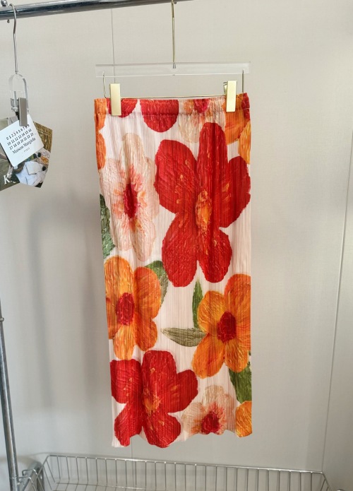 Issey Miyake Pleated Midi Skirt - Vintage Floral Print, Orange-Red, One Size 1 Issey Miyake Pleated Midi Skirt - Vintage Floral Print, Orange-Red, One Size