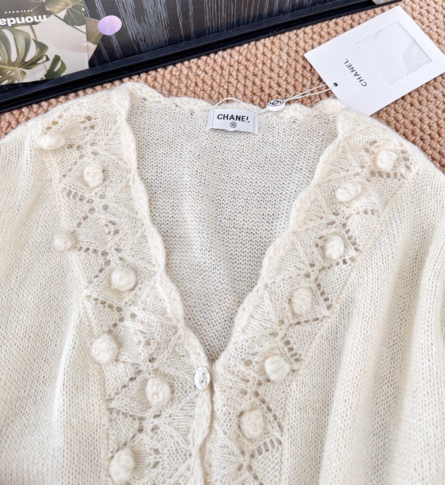 白色针织简直就是温柔的代名词，软软糯糯的很嗲很乖，慵懒温柔风的感觉来了。这款就属于很重工的款式镂空的开衫