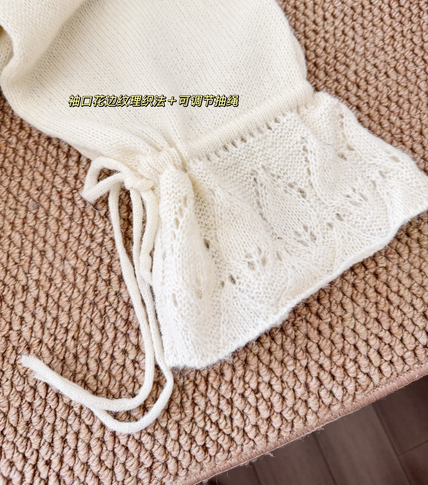 白色针织简直就是温柔的代名词，软软糯糯的很嗲很乖，慵懒温柔风的感觉来了。这款就属于很重工的款式镂空的开衫