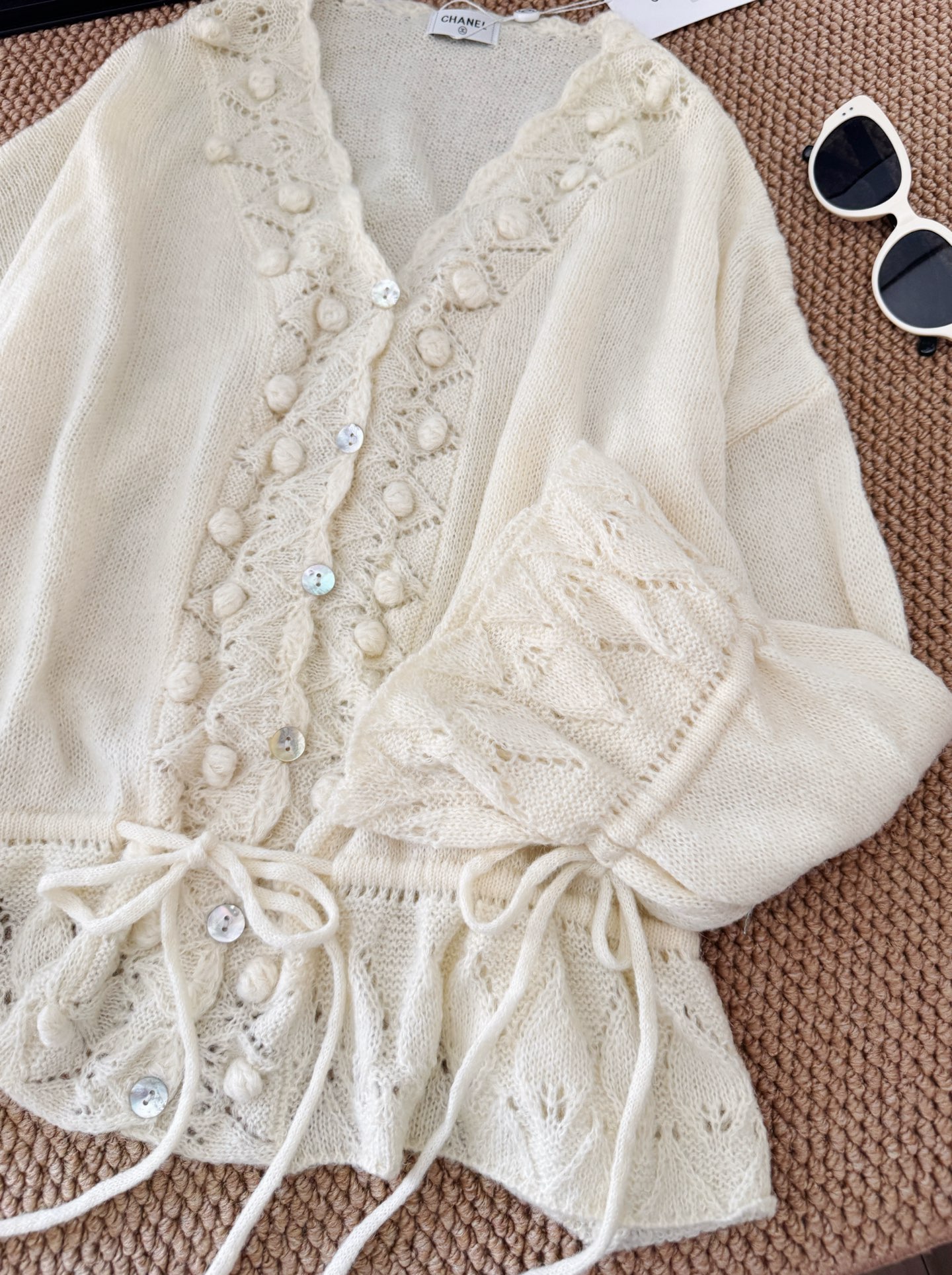 白色针织简直就是温柔的代名词，软软糯糯的很嗲很乖，慵懒温柔风的感觉来了。这款就属于很重工的款式镂空的开衫