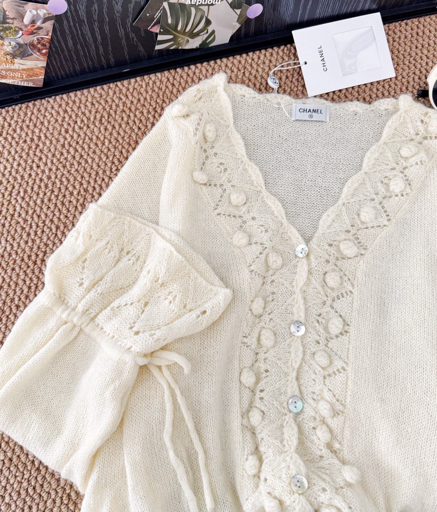 白色针织简直就是温柔的代名词，软软糯糯的很嗲很乖，慵懒温柔风的感觉来了。这款就属于很重工的款式镂空的开衫