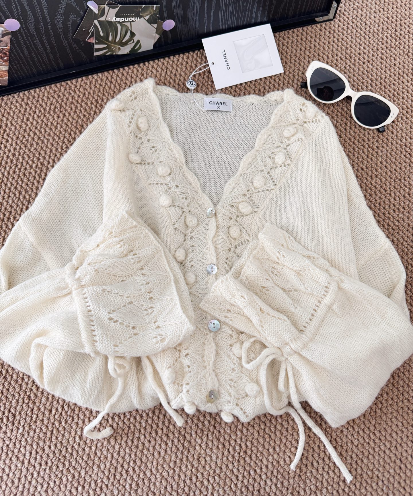 白色针织简直就是温柔的代名词，软软糯糯的很嗲很乖，慵懒温柔风的感觉来了。这款就属于很重工的款式镂空的开衫