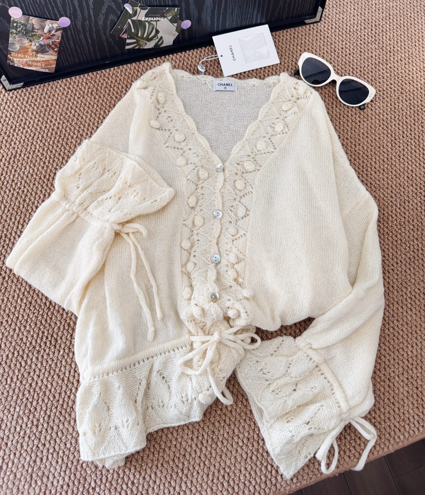 白色针织简直就是温柔的代名词，软软糯糯的很嗲很乖，慵懒温柔风的感觉来了。这款就属于很重工的款式镂空的开衫