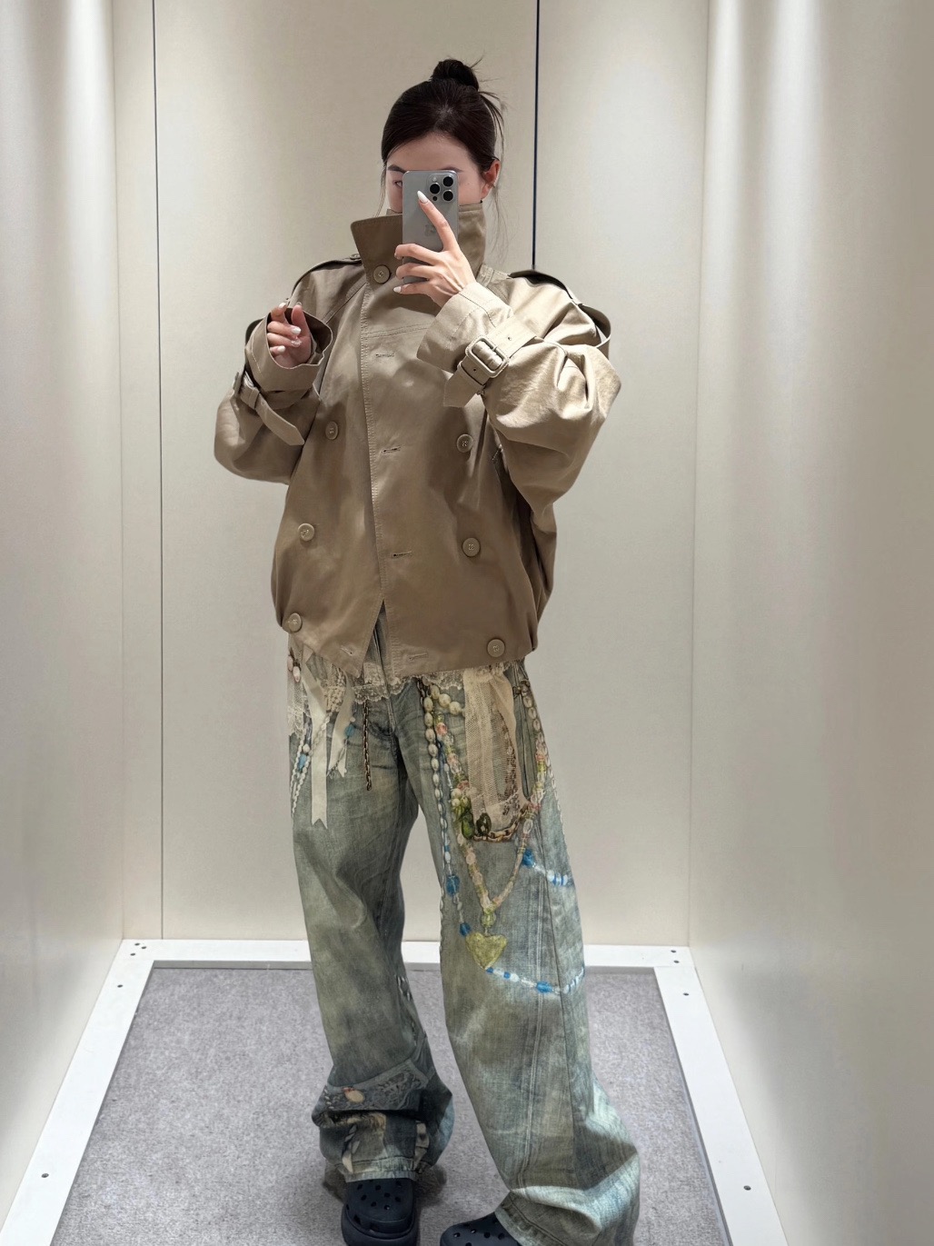 ▪️ 模特图#💰210包邮
▪️品名：【正确版】Acn* 全新英伦风双排扣立领皮牌下摆收褶短款风衣外套®
▪️尺码：S.M.L
▪️颜色：卡其

爆款来袭！！小个子风衣给你们准备好了！Ac*e25新季英伦风衣，经典双排扣+立领+短款版型早秋搭配短裙/短裤简直不要太爱！穿出帅气利落的感觉，很有酷飒时髦的博主感。很有秋日氛围的卡其色，不挑人的好穿程度，属于越穿越爱的类型，强推！大身采用245g斜纹面料，自带筋骨感，挺括度很好支撑版型，整件风衣H廓形立挺饱满，长度又刚好到腰线。门襟采用双排扣，整体非常大气且耐看。扣子用的都是本布包扣，更有细节感。领子可翻领或立领两穿，插肩袖剪裁刚好弱化了肩线，还做了加长肩袢。后背做了皮标点缀，碰撞感的风格更有辨识度和细节感。下摆褶皱微收感，更显瘦显高。

尺码表
S    肩宽不限    胸围112      衣长61
M    肩宽不限   胸围116      衣长62
L     肩宽不限    胸围120      衣长63
手工测量误差1-2cm
