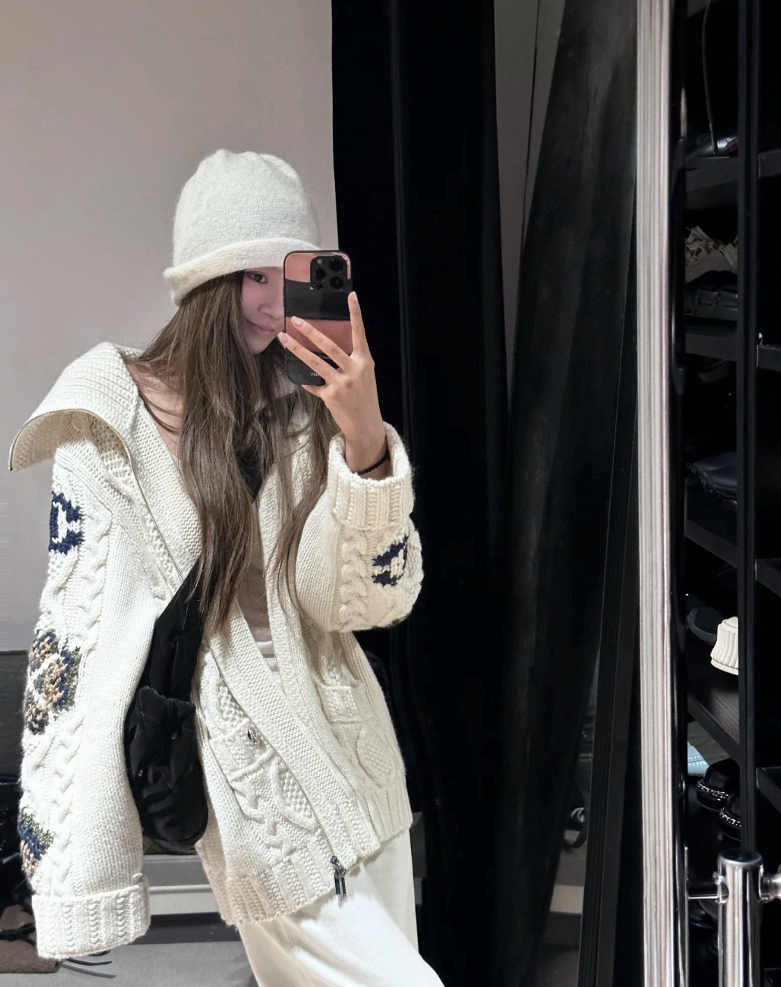 💰175包邮
▪️品名：Chane* 小香滑雪系列勾花针织羊毛翻领双拉链毛衣开衫外套®
▪️尺码：M.L
▪️颜色：奶白色/咖色

小香家的滑雪系列从来家让人失望，对这种自带氛围感双开拉链毛衣毫无抵抗力，上身保证让你秒变时尚icon，时髦精们必眼入就对了。大身采用绞花纹路的织法，视觉上显瘦不臃肿，慵懒宽松版型不挑人，包容不同身材。领口和袖口下摆都是坑条螺纹织法，耐造不变形。大翻领设计加上经典双口袋，减龄又时髦，订制双拉链设计。

尺码表
M    肩宽49    胸围118      衣长62
L     肩宽50    胸围120      衣长63
手工测量误差1-2cm
