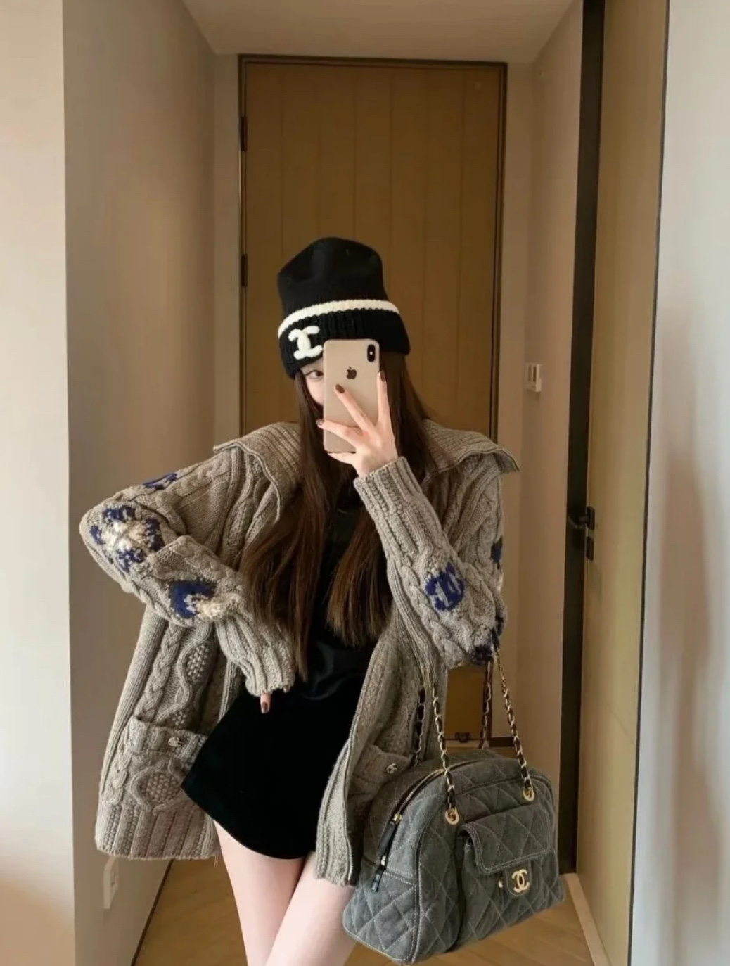 ▪️模特图#💰175包邮
▪️品名:Chane* 小香滑雪系列勾花针织羊毛翻领双拉链毛衣开衫外套®
▪️尺码:M.L
▪️颜色:奶白色/咖色
小香家的滑雪系列从来家让人失望,对这种自带氛围感双开拉链毛衣毫无抵抗力,上身保证让你秒变时尚icon,时髦精们必眼入就对了。大身采用绞花纹路的织法,视觉上显瘦不臃肿,慵懒宽松版型不挑人,包容不同身材。领口和袖口下摆都是坑条螺纹织法,耐造不变形。大翻领设计加上经典双口袋,减龄又时髦,订制双拉链设计。
尺码表
M 肩宽49 胸围118 衣长62
L 肩宽50 胸围120 衣长63
手工测量误差1-2cm