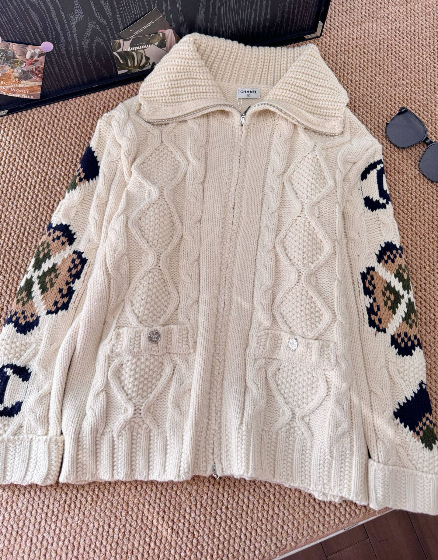 💰175包邮
▪️品名：Chane* 小香滑雪系列勾花针织羊毛翻领双拉链毛衣开衫外套®
▪️尺码：M.L
▪️颜色：奶白色/咖色

小香家的滑雪系列从来家让人失望，对这种自带氛围感双开拉链毛衣毫无抵抗力，上身保证让你秒变时尚icon，时髦精们必眼入就对了。大身采用绞花纹路的织法，视觉上显瘦不臃肿，慵懒宽松版型不挑人，包容不同身材。领口和袖口下摆都是坑条螺纹织法，耐造不变形。大翻领设计加上经典双口袋，减龄又时髦，订制双拉链设计。

尺码表
M    肩宽49    胸围118      衣长62
L     肩宽50    胸围120      衣长63
手工测量误差1-2cm
