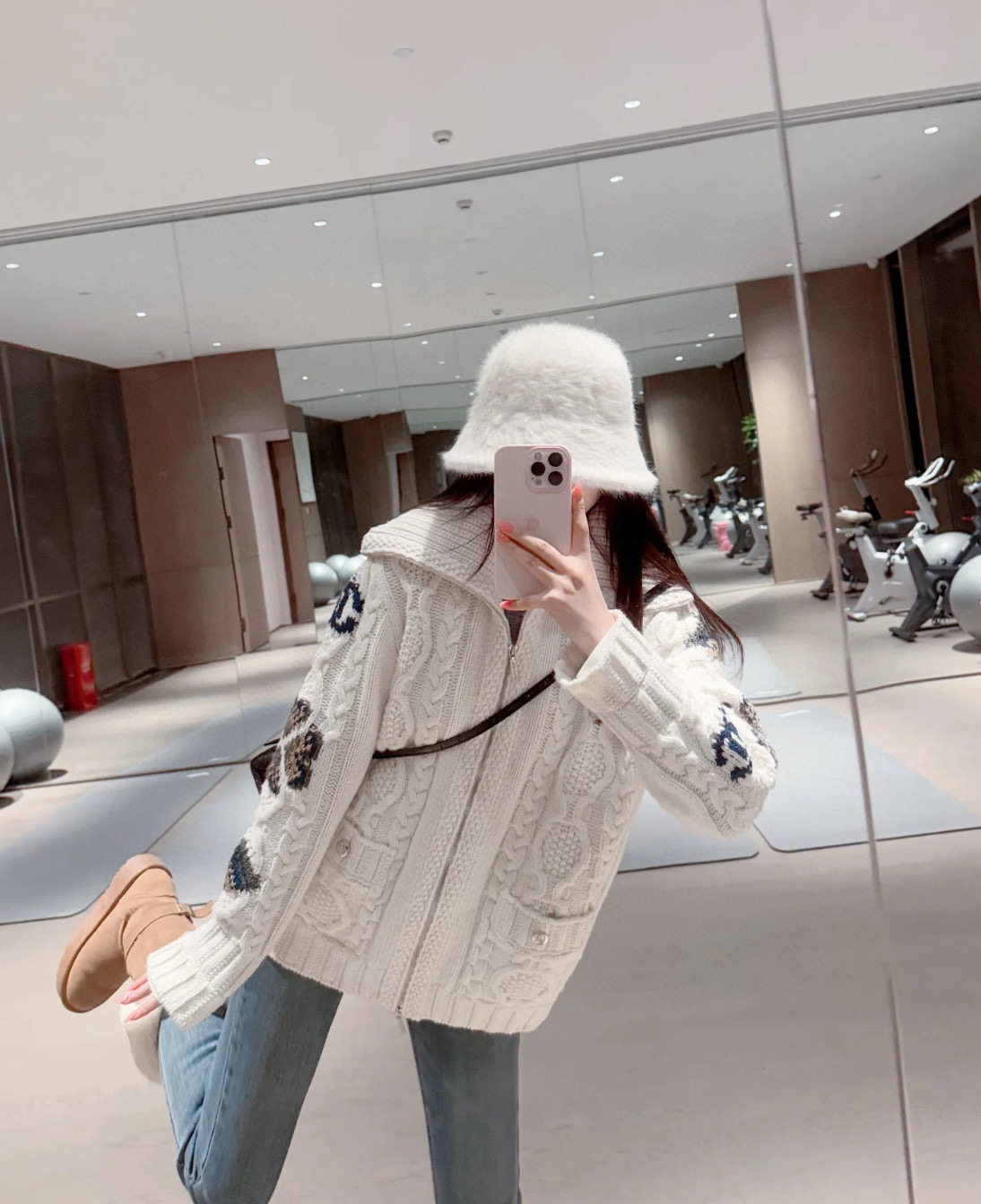 💰175包邮
▪️品名：Chane* 小香滑雪系列勾花针织羊毛翻领双拉链毛衣开衫外套®
▪️尺码：M.L
▪️颜色：奶白色/咖色

小香家的滑雪系列从来家让人失望，对这种自带氛围感双开拉链毛衣毫无抵抗力，上身保证让你秒变时尚icon，时髦精们必眼入就对了。大身采用绞花纹路的织法，视觉上显瘦不臃肿，慵懒宽松版型不挑人，包容不同身材。领口和袖口下摆都是坑条螺纹织法，耐造不变形。大翻领设计加上经典双口袋，减龄又时髦，订制双拉链设计。

尺码表
M    肩宽49    胸围118      衣长62
L     肩宽50    胸围120      衣长63
手工测量误差1-2cm
