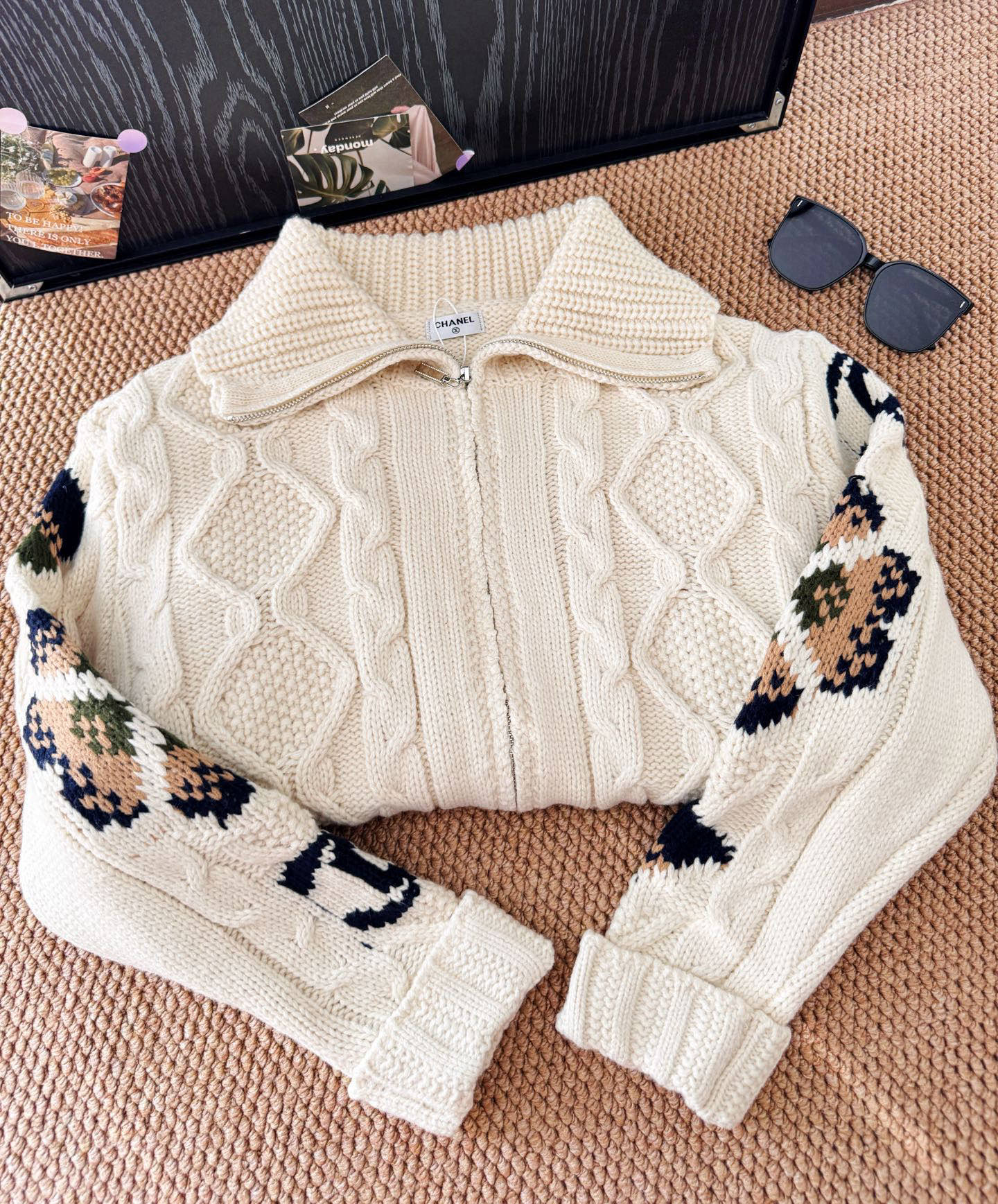 ▪️细节实拍#💰175包邮
▪️品名：Chane* 小香滑雪系列勾花针织羊毛翻领双拉链毛衣开衫外套®
▪️尺码：M.L
▪️颜色：奶白色/咖色

小香家的滑雪系列从来家让人失望，对这种自带氛围感双开拉链毛衣毫无抵抗力，上身保证让你秒变时尚icon，时髦精们必眼入就对了。大身采用绞花纹路的织法，视觉上显瘦不臃肿，慵懒宽松版型不挑人，包容不同身材。领口和袖口下摆都是坑条螺纹织法，耐造不变形。大翻领设计加上经典双口袋，减龄又时髦，订制双拉链设计。

尺码表
M    肩宽49    胸围118      衣长62
L     肩宽50    胸围120      衣长63
手工测量误差1-2cm
