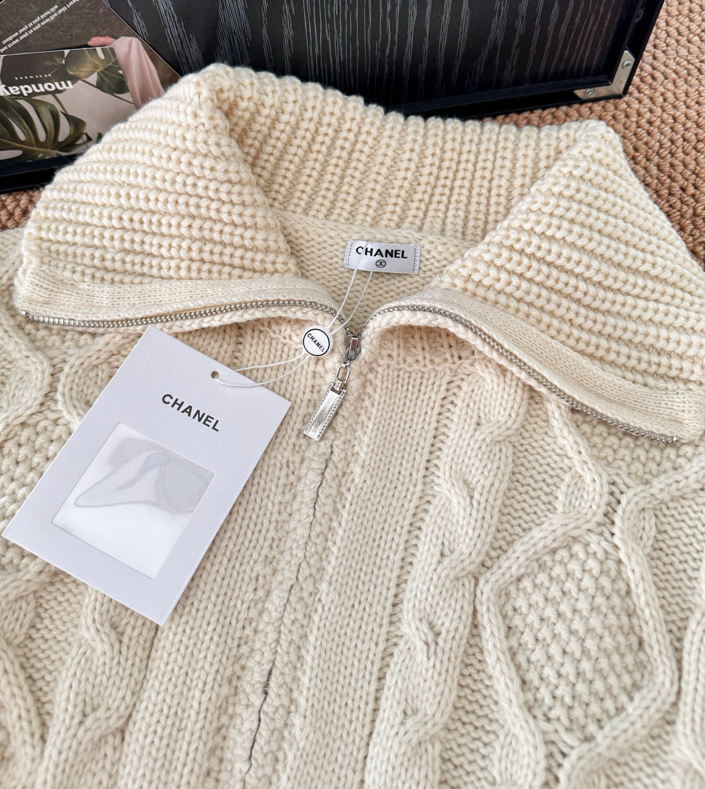 ▪️细节实拍#💰175包邮
▪️品名：Chane* 小香滑雪系列勾花针织羊毛翻领双拉链毛衣开衫外套®
▪️尺码：M.L
▪️颜色：奶白色/咖色

小香家的滑雪系列从来家让人失望，对这种自带氛围感双开拉链毛衣毫无抵抗力，上身保证让你秒变时尚icon，时髦精们必眼入就对了。大身采用绞花纹路的织法，视觉上显瘦不臃肿，慵懒宽松版型不挑人，包容不同身材。领口和袖口下摆都是坑条螺纹织法，耐造不变形。大翻领设计加上经典双口袋，减龄又时髦，订制双拉链设计。

尺码表
M    肩宽49    胸围118      衣长62
L     肩宽50    胸围120      衣长63
手工测量误差1-2cm

