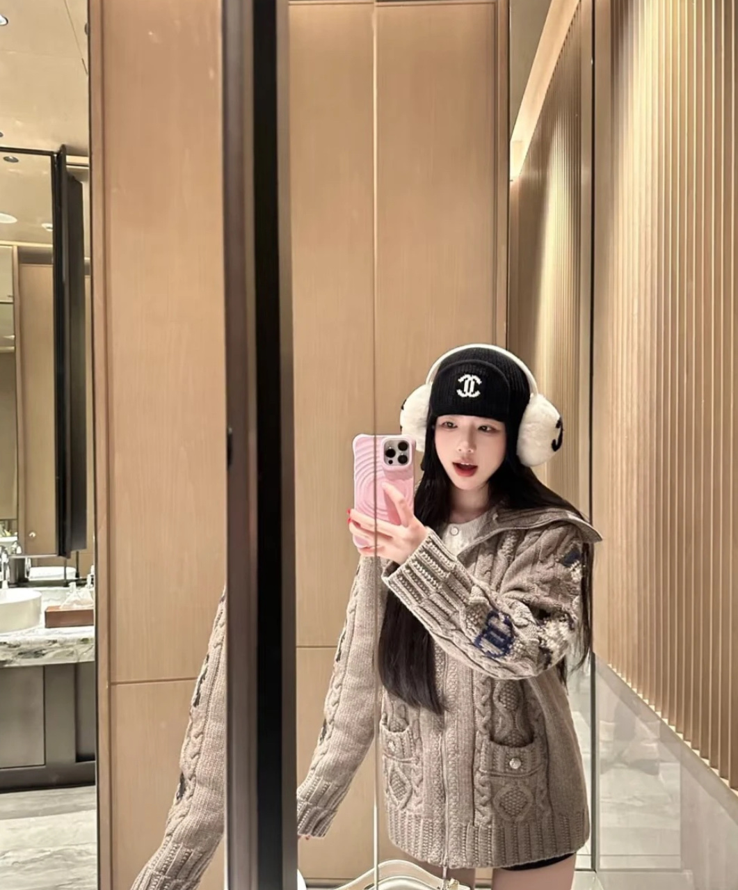 ▪️模特图#💰175包邮
▪️品名:Chane* 小香滑雪系列勾花针织羊毛翻领双拉链毛衣开衫外套®
▪️尺码:M.L
▪️颜色:奶白色/咖色
小香家的滑雪系列从来家让人失望,对这种自带氛围感双开拉链毛衣毫无抵抗力,上身保证让你秒变时尚icon,时髦精们必眼入就对了。大身采用绞花纹路的织法,视觉上显瘦不臃肿,慵懒宽松版型不挑人,包容不同身材。领口和袖口下摆都是坑条螺纹织法,耐造不变形。大翻领设计加上经典双口袋,减龄又时髦,订制双拉链设计。
尺码表
M 肩宽49 胸围118 衣长62
L 肩宽50 胸围120 衣长63
手工测量误差1-2cm