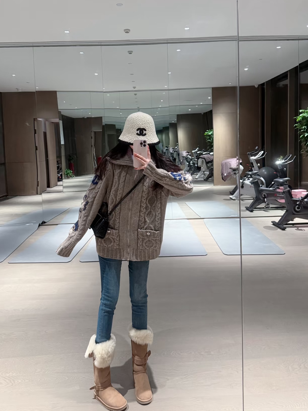 ▪️模特图#💰175包邮
▪️品名:Chane* 小香滑雪系列勾花针织羊毛翻领双拉链毛衣开衫外套®
▪️尺码:M.L
▪️颜色:奶白色/咖色
小香家的滑雪系列从来家让人失望,对这种自带氛围感双开拉链毛衣毫无抵抗力,上身保证让你秒变时尚icon,时髦精们必眼入就对了。大身采用绞花纹路的织法,视觉上显瘦不臃肿,慵懒宽松版型不挑人,包容不同身材。领口和袖口下摆都是坑条螺纹织法,耐造不变形。大翻领设计加上经典双口袋,减龄又时髦,订制双拉链设计。
尺码表
M 肩宽49 胸围118 衣长62
L 肩宽50 胸围120 衣长63
手工测量误差1-2cm