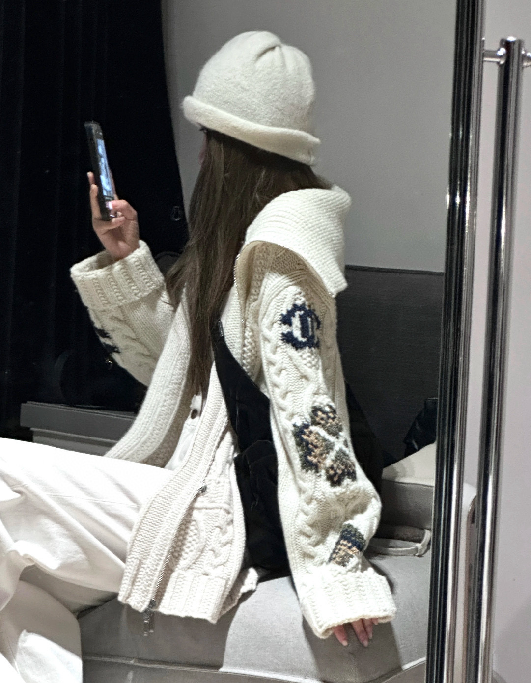 ▪️模特图#💰175包邮
▪️品名:Chane* 小香滑雪系列勾花针织羊毛翻领双拉链毛衣开衫外套®
▪️尺码:M.L
▪️颜色:奶白色/咖色
小香家的滑雪系列从来家让人失望,对这种自带氛围感双开拉链毛衣毫无抵抗力,上身保证让你秒变时尚icon,时髦精们必眼入就对了。大身采用绞花纹路的织法,视觉上显瘦不臃肿,慵懒宽松版型不挑人,包容不同身材。领口和袖口下摆都是坑条螺纹织法,耐造不变形。大翻领设计加上经典双口袋,减龄又时髦,订制双拉链设计。
尺码表
M 肩宽49 胸围118 衣长62
L 肩宽50 胸围120 衣长63
手工测量误差1-2cm