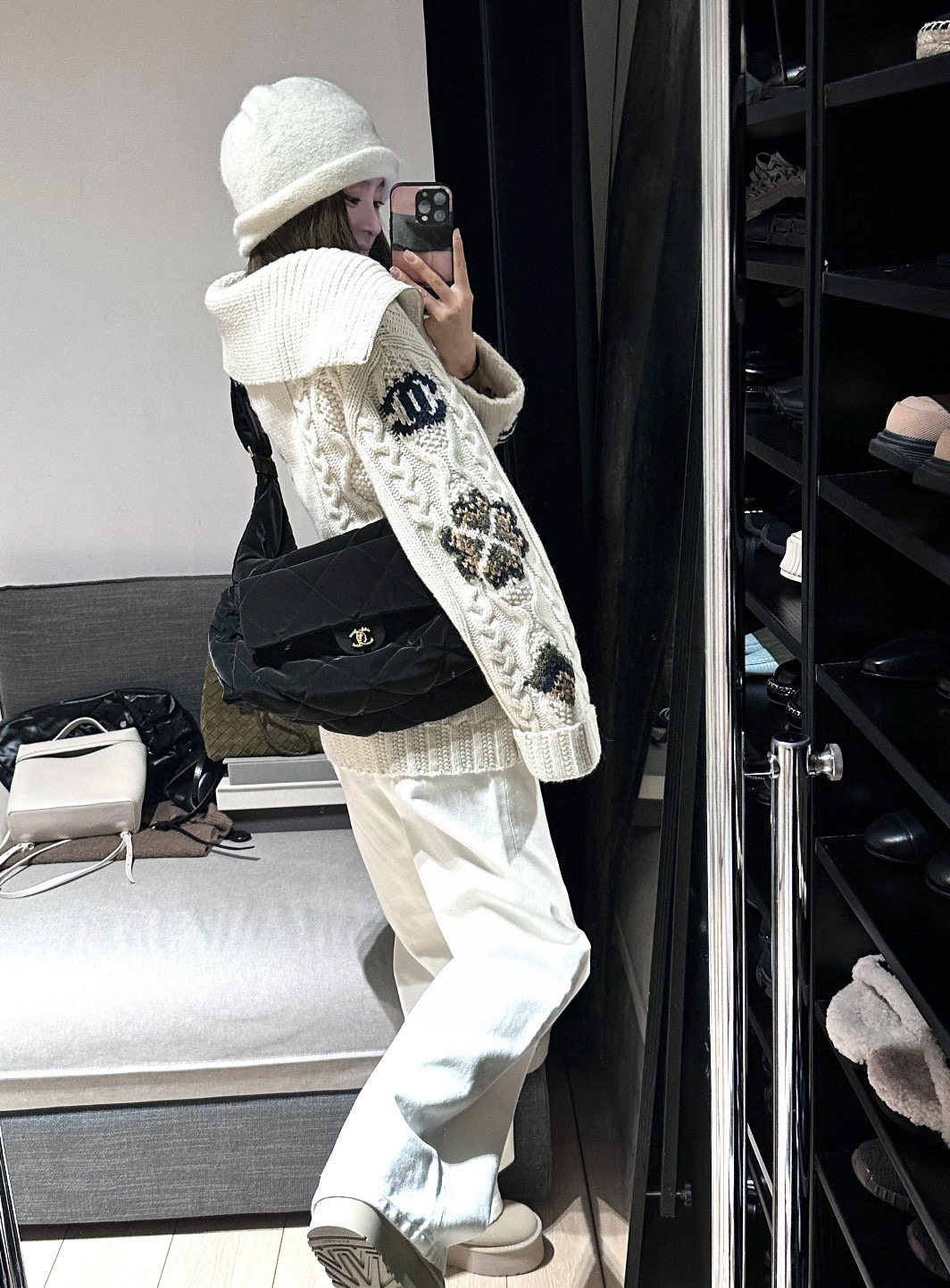 ▪️模特图#💰175包邮
▪️品名:Chane* 小香滑雪系列勾花针织羊毛翻领双拉链毛衣开衫外套®
▪️尺码:M.L
▪️颜色:奶白色/咖色
小香家的滑雪系列从来家让人失望,对这种自带氛围感双开拉链毛衣毫无抵抗力,上身保证让你秒变时尚icon,时髦精们必眼入就对了。大身采用绞花纹路的织法,视觉上显瘦不臃肿,慵懒宽松版型不挑人,包容不同身材。领口和袖口下摆都是坑条螺纹织法,耐造不变形。大翻领设计加上经典双口袋,减龄又时髦,订制双拉链设计。
尺码表
M 肩宽49 胸围118 衣长62
L 肩宽50 胸围120 衣长63
手工测量误差1-2cm