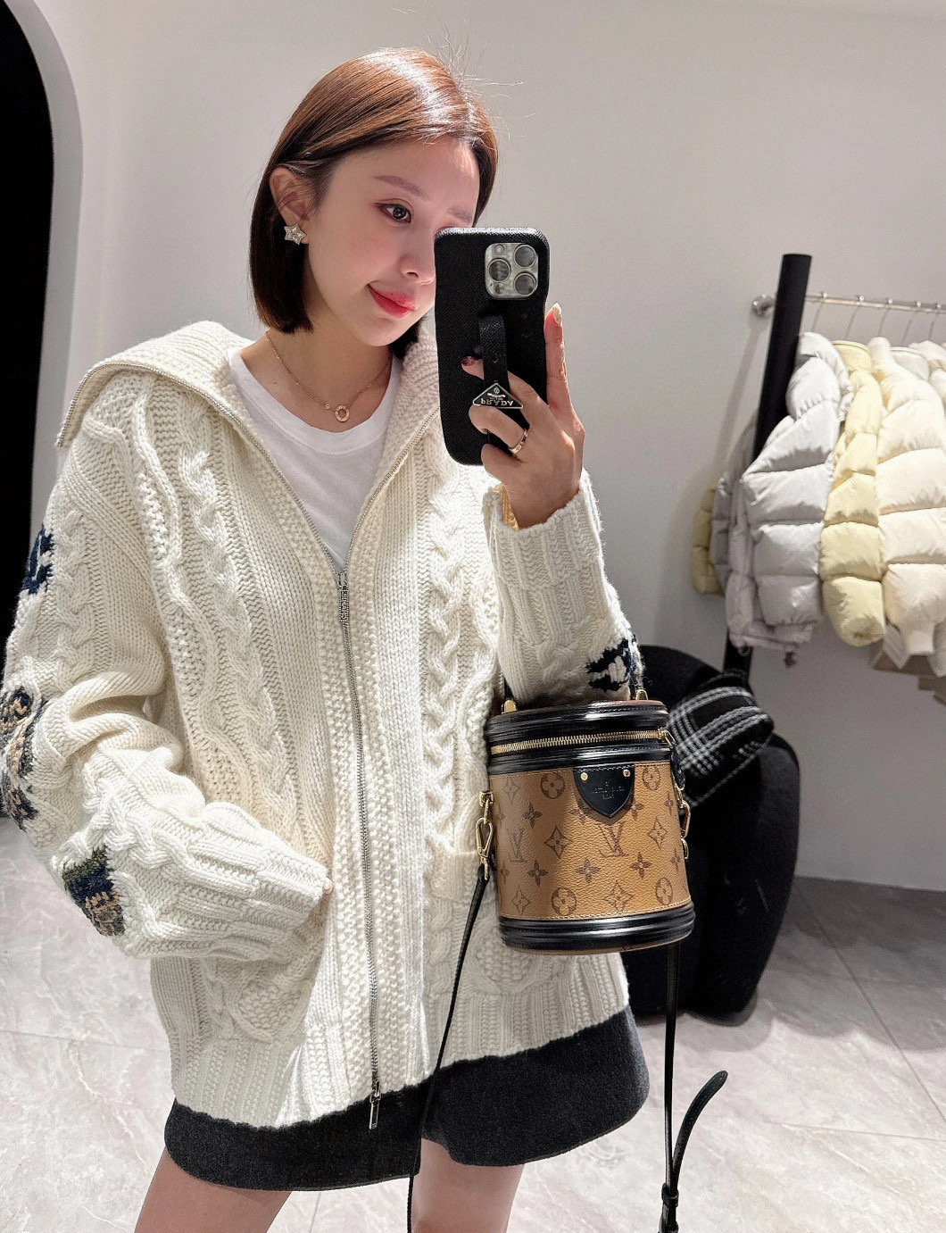 ▪️模特图#💰175包邮
▪️品名:Chane* 小香滑雪系列勾花针织羊毛翻领双拉链毛衣开衫外套®
▪️尺码:M.L
▪️颜色:奶白色/咖色
小香家的滑雪系列从来家让人失望,对这种自带氛围感双开拉链毛衣毫无抵抗力,上身保证让你秒变时尚icon,时髦精们必眼入就对了。大身采用绞花纹路的织法,视觉上显瘦不臃肿,慵懒宽松版型不挑人,包容不同身材。领口和袖口下摆都是坑条螺纹织法,耐造不变形。大翻领设计加上经典双口袋,减龄又时髦,订制双拉链设计。
尺码表
M 肩宽49 胸围118 衣长62
L 肩宽50 胸围120 衣长63
手工测量误差1-2cm