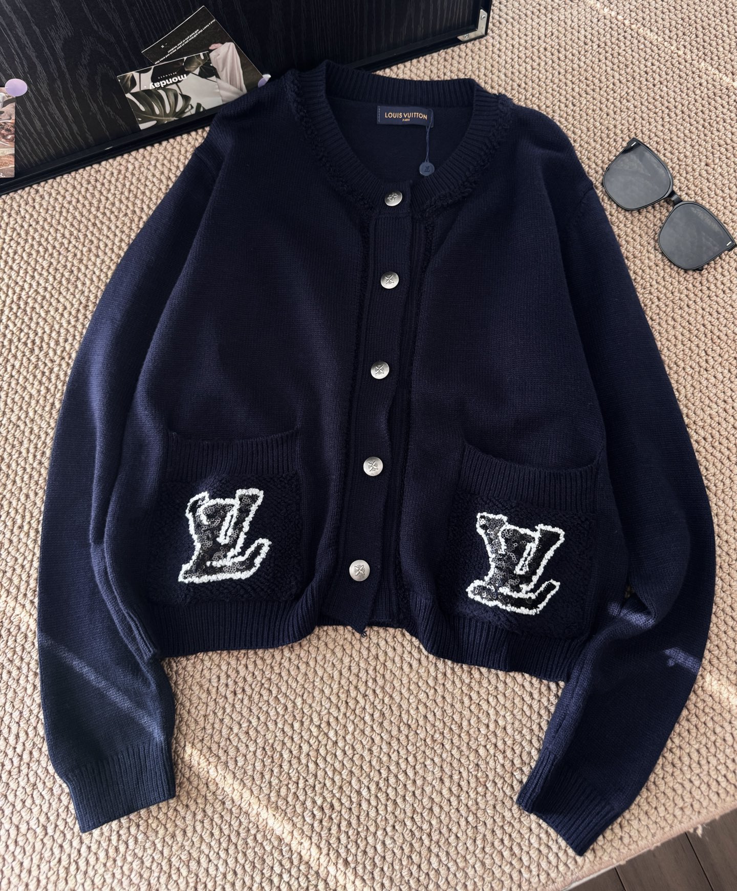 ▪️尺码：M.L▪️颜色：藏青色超多明星种草𝑳*航海系列开衫，上身自带贵族气质，海军蓝经典色又不挑肤色又