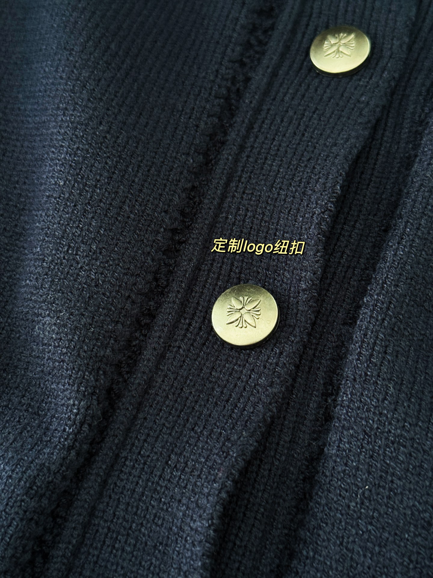 ▪️尺码：M.L▪️颜色：藏青色超多明星种草𝑳*航海系列开衫，上身自带贵族气质，海军蓝经典色又不挑肤色又