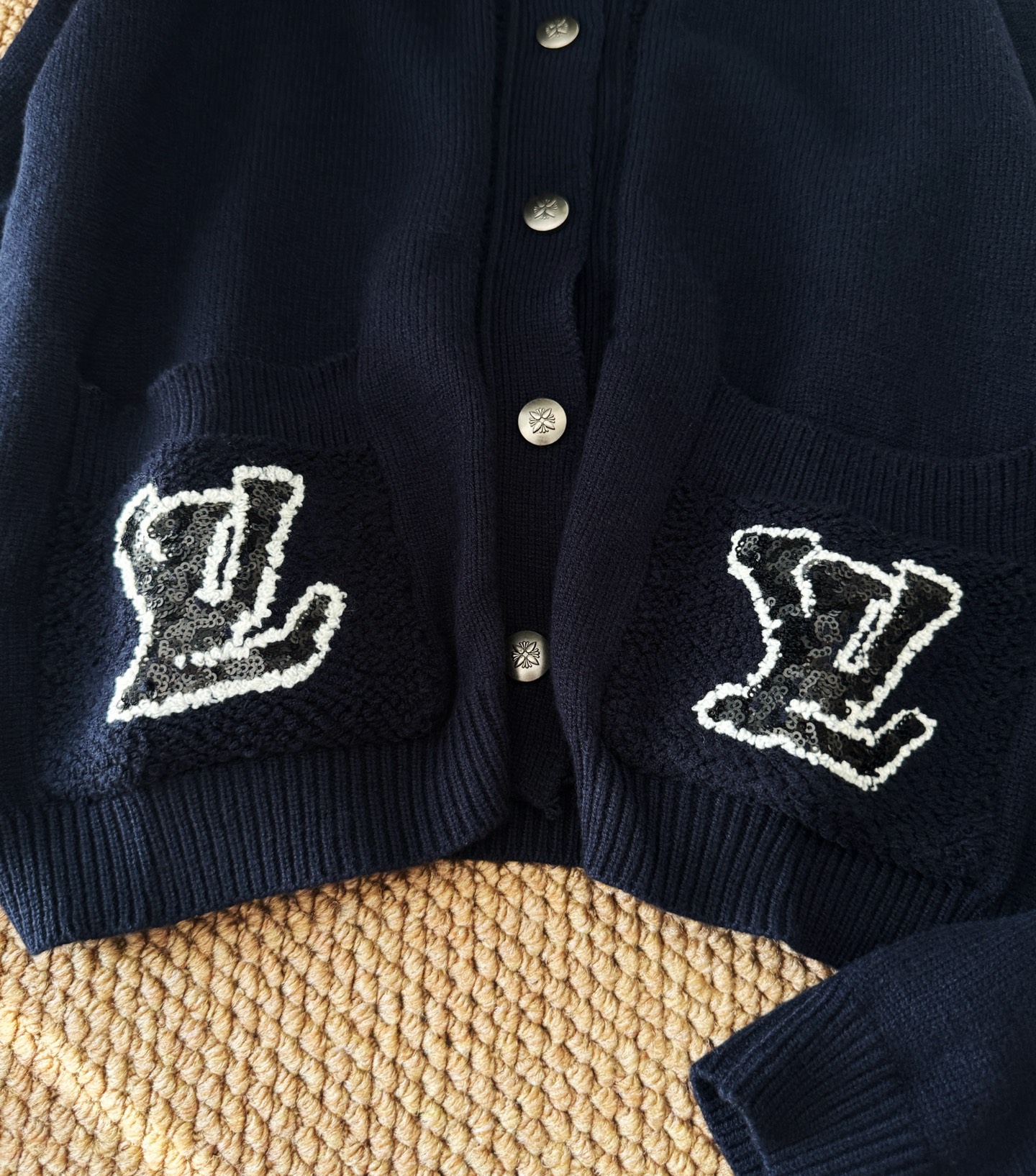 ▪️尺码：M.L▪️颜色：藏青色超多明星种草𝑳*航海系列开衫，上身自带贵族气质，海军蓝经典色又不挑肤色又