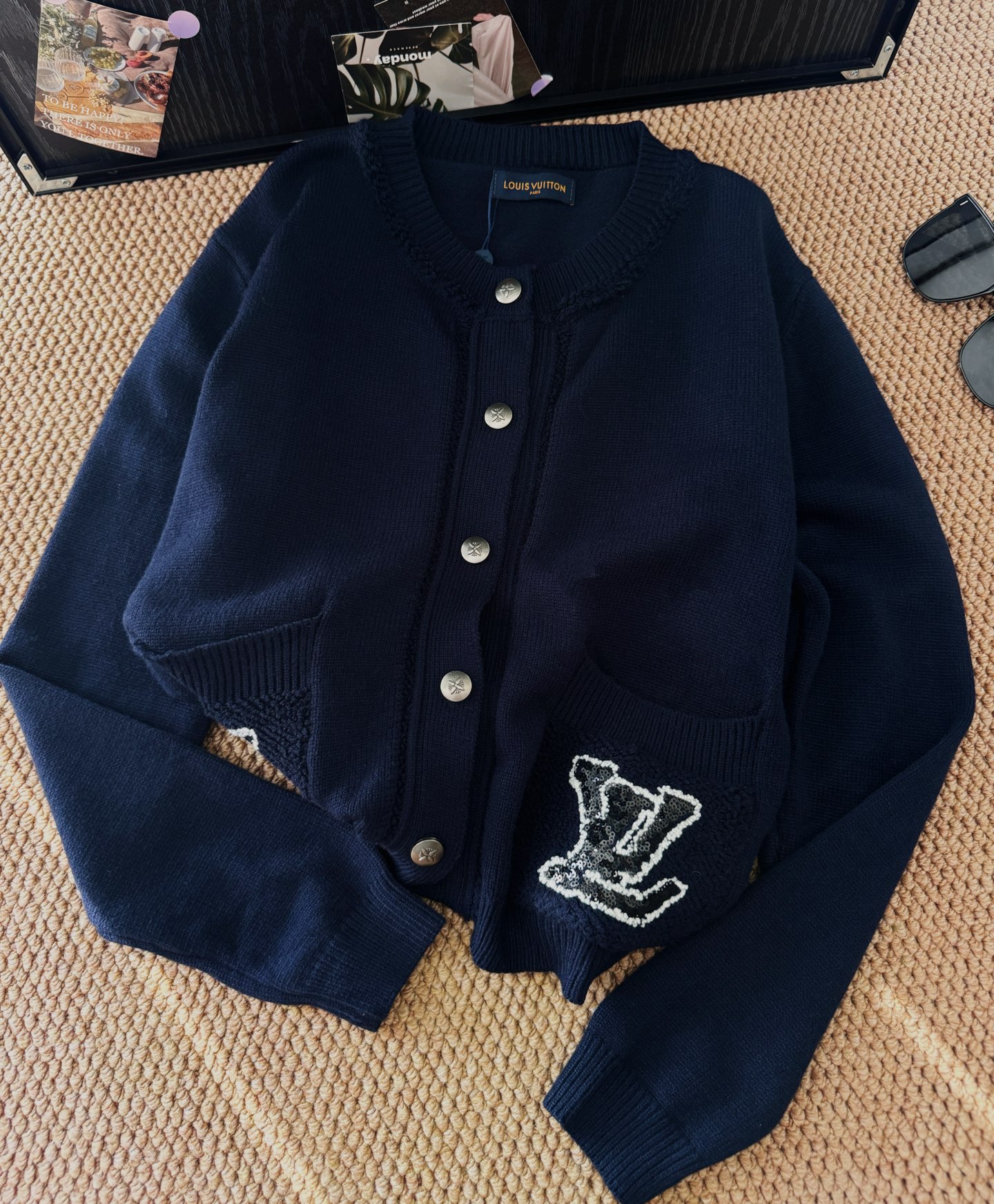 ▪️尺码：M.L▪️颜色：藏青色超多明星种草𝑳*航海系列开衫，上身自带贵族气质，海军蓝经典色又不挑肤色又