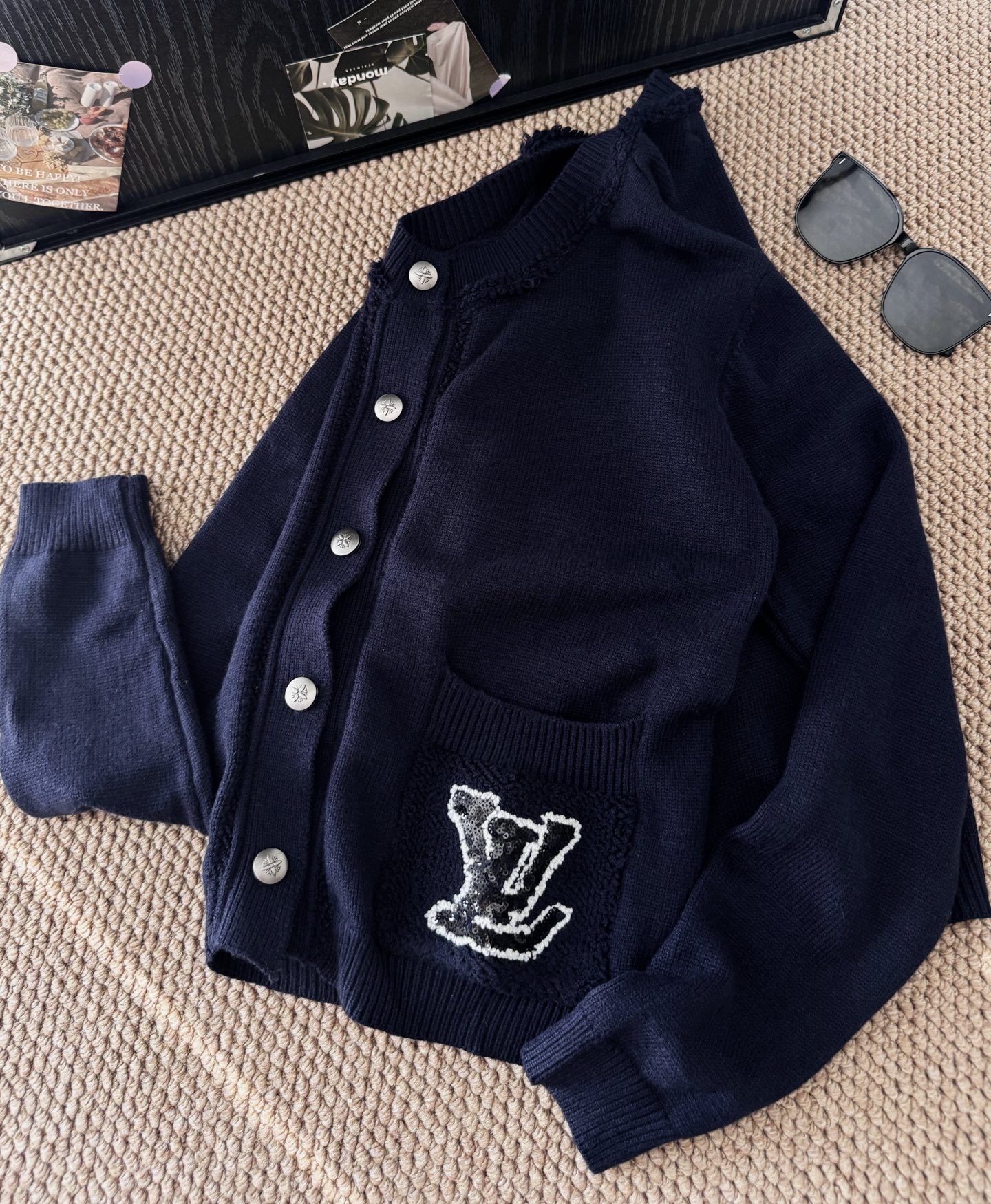 ▪️尺码：M.L▪️颜色：藏青色超多明星种草𝑳*航海系列开衫，上身自带贵族气质，海军蓝经典色又不挑肤色又