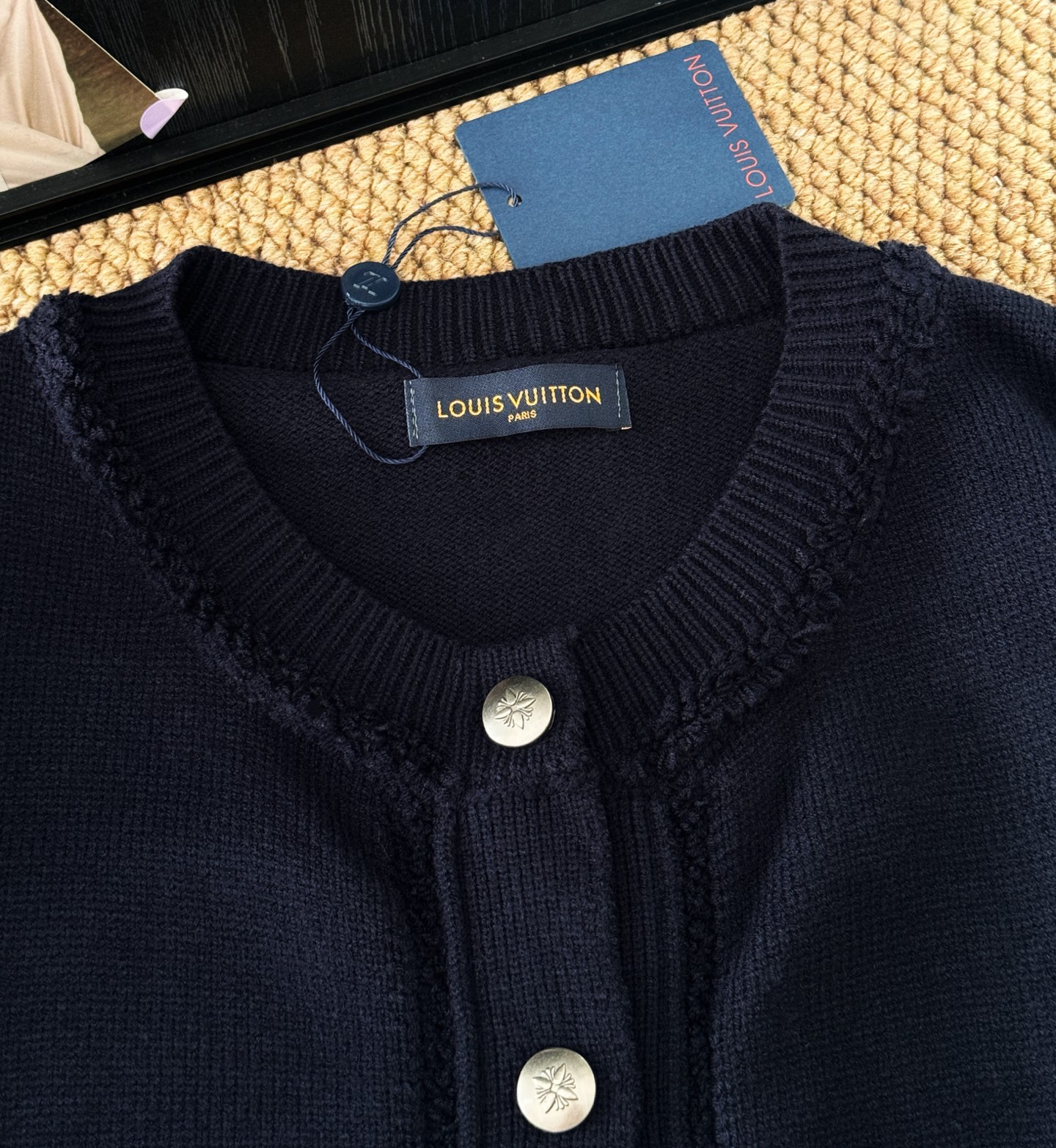 ▪️尺码：M.L▪️颜色：藏青色超多明星种草𝑳*航海系列开衫，上身自带贵族气质，海军蓝经典色又不挑肤色又