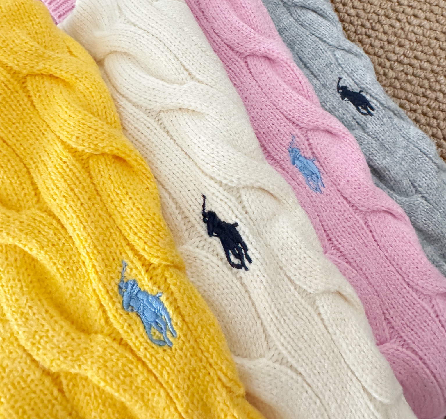 ▪️尺码：M.L▪️颜色：嫩粉/浅灰/深灰/白色/卡其/亮黄/墨绿/藏青/大红超强色卡，拉夫麻花开衫，衣