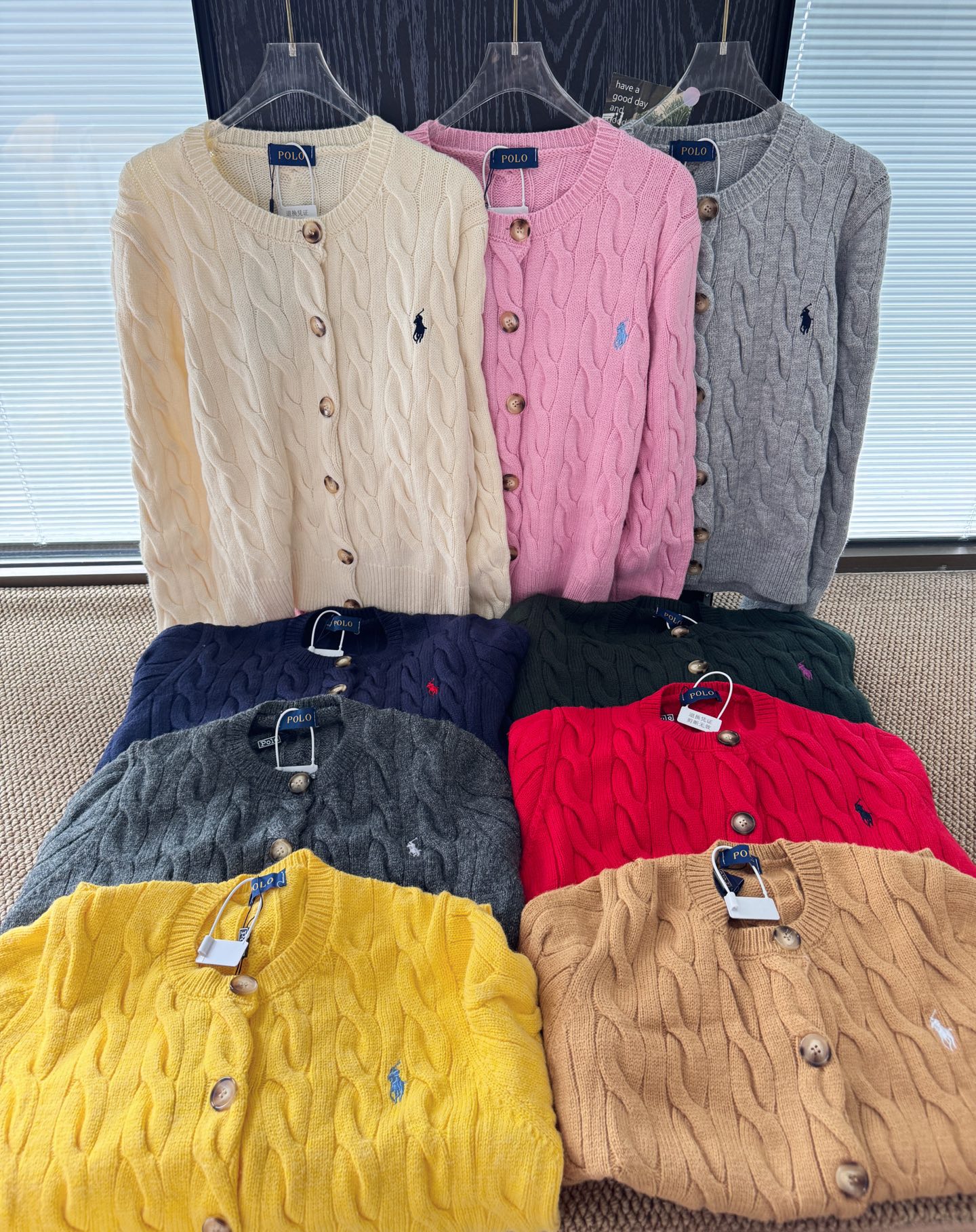 ▪️尺码：M.L▪️颜色：嫩粉/浅灰/深灰/白色/卡其/亮黄/墨绿/藏青/大红超强色卡，拉夫麻花开衫，衣